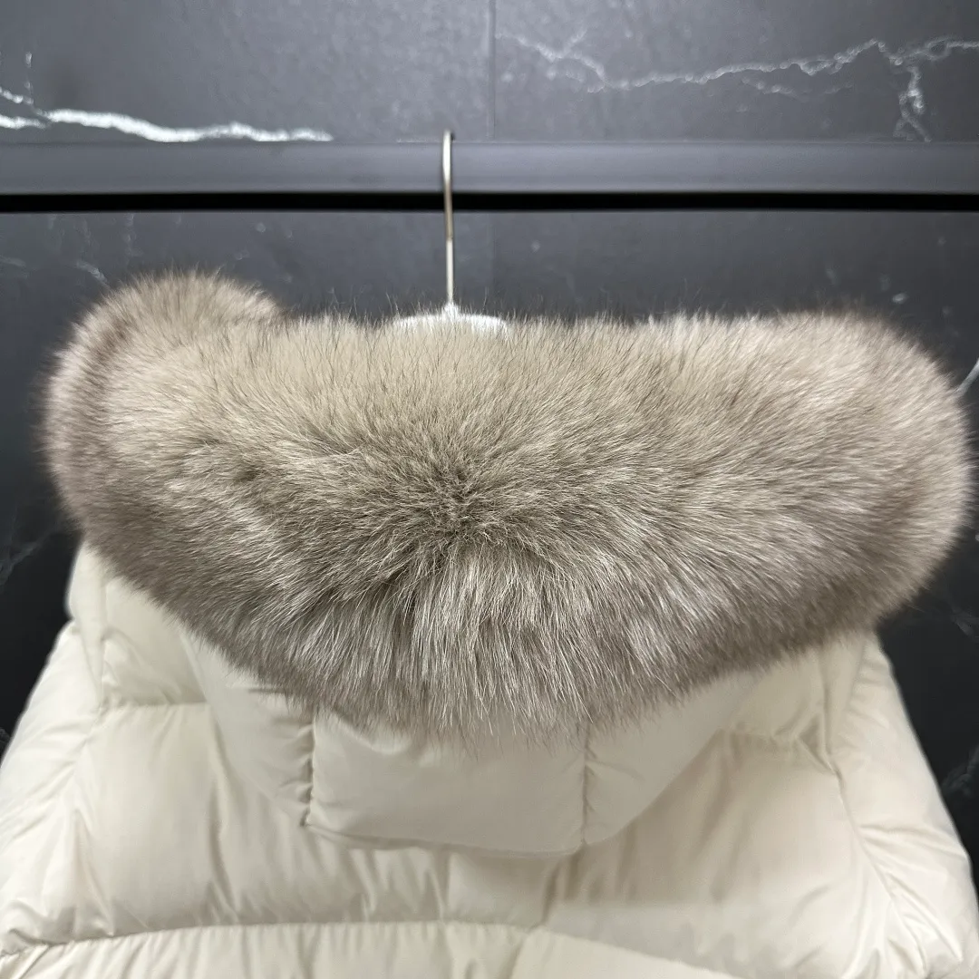 P960 𝐌𝐎𝐍𝐂𝐋𝐄𝐑｜Moncler Laichefur women's hooded short A-line mc09#/mid-length down jacket Product color: black, milk white Size: 1, 2, 3, 4 Style code: K20931A0023854AQE051 Description: Classic and elegant, the Laichefur women's short down jacket features a hood with removable trim.  Product Details The Laichefur Down Jacket is designed to be both feminine and practical for all-day wear. Features a hood in brushed polyester with an elegant matte finish. The hood has removable trim to provide warmth and protection in different environments.  Details •Made from brushed polyester •Longue saison lining •Down filling •Hood with removable trim •Zip closure •Zip pockets