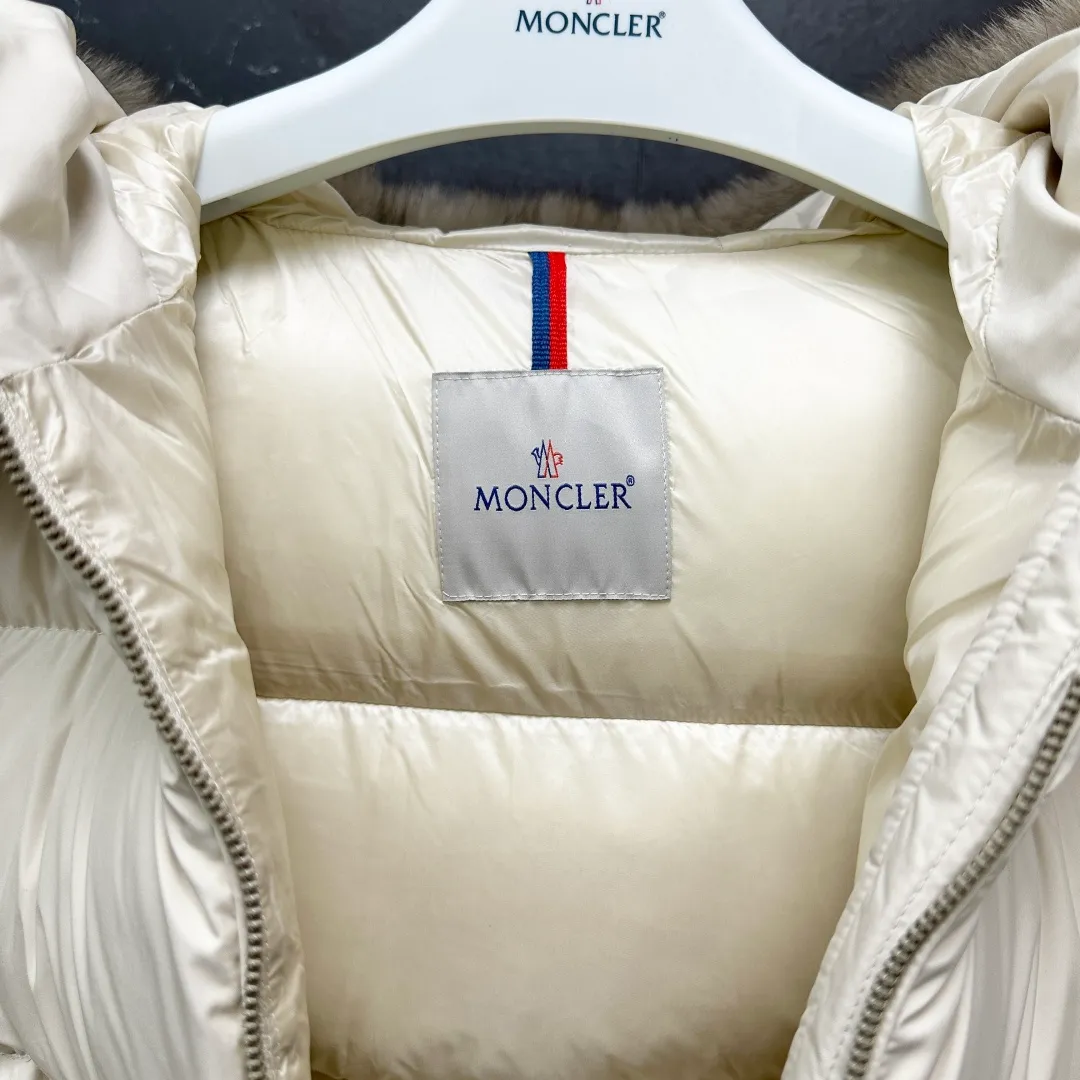 P960 𝐌𝐎𝐍𝐂𝐋𝐄𝐑｜Moncler Laichefur women's hooded short A-line mc09#/mid-length down jacket Product color: black, milk white Size: 1, 2, 3, 4 Style code: K20931A0023854AQE051 Description: Classic and elegant, the Laichefur women's short down jacket features a hood with removable trim.  Product Details The Laichefur Down Jacket is designed to be both feminine and practical for all-day wear. Features a hood in brushed polyester with an elegant matte finish. The hood has removable trim to provide warmth and protection in different environments.  Details •Made from brushed polyester •Longue saison lining •Down filling •Hood with removable trim •Zip closure •Zip pockets