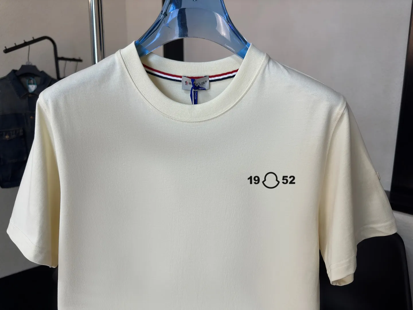 P140 Upgraded version "Mobile phone smart sensor ~ NFC chip armband ~ Direct access to the official website for anti-counterfeiting" "Moncler ~ Mouth Mouth" 2025 new high-quality round neck short-sleeved T-shirt. The cuffs have imported embroidered labels. Customized dyeing, very comfortable to touch. Super versatile and good-looking short-sleeved. Complete with three labels. Non-market ordinary version. Feel free to compare. Quality is absolutely guaranteed! ‼ First of all, this original fabric is all custom-woven with 32-count double yarn fabric, 250G, and the weight is the same‼ Fine workmanship, double waistcoat method, double waistcoat method, double waistcoat method makes the whole dress more three-dimensional, which is not a craft that ordinary T-shirts can achieve🤪 Size: S-M-L-XL-2XL Color: black, white, apricot, same style for men and women
