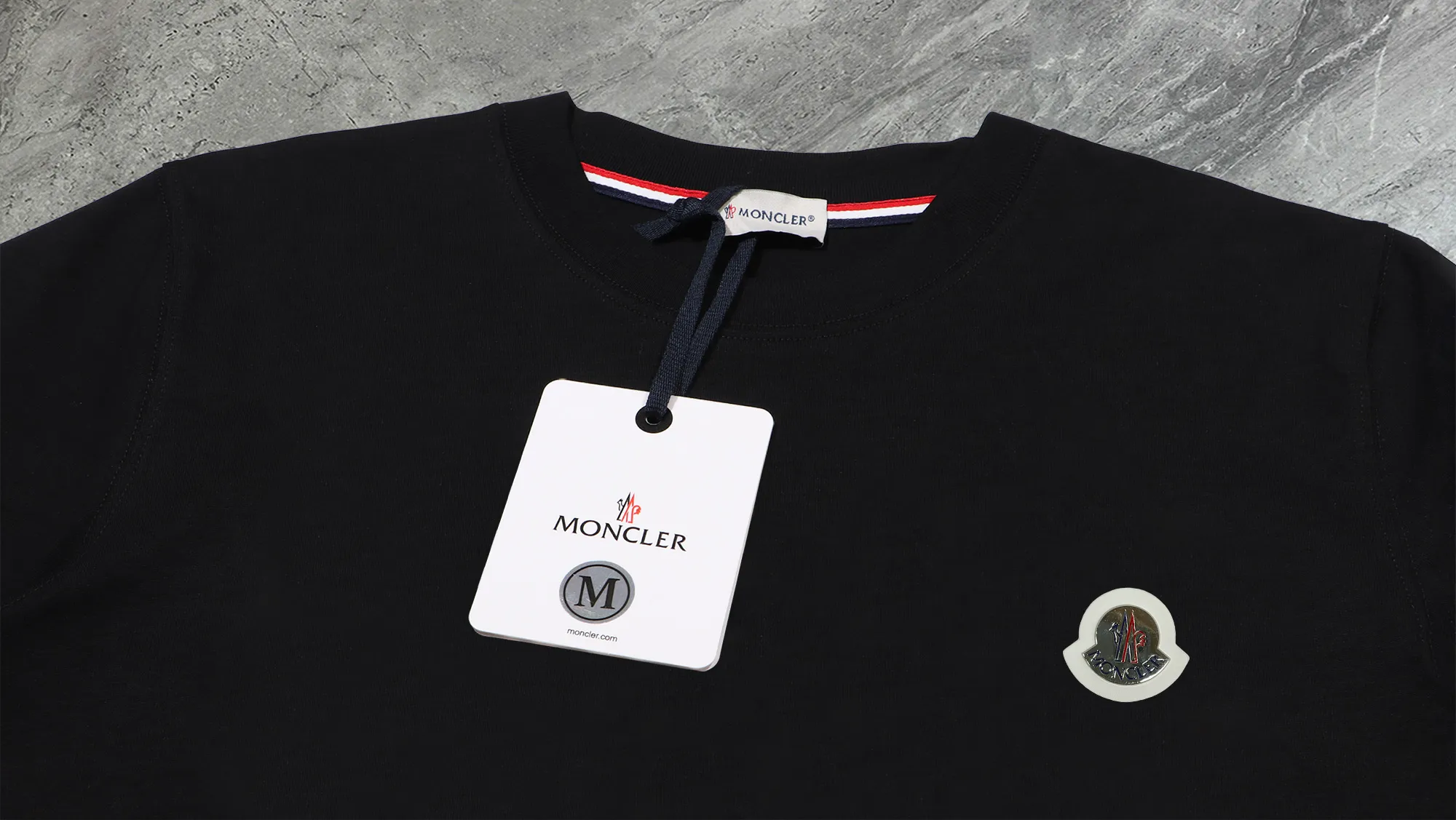 P210 High-version sweatshirt) [Long-term stock] 〖𝐌𝐎𝐍𝐂𝐋𝐄𝐑~Mask〗 Made of 440g heavy-weight fabric. It is different from the market currency. It can be matched with any variety and is properly handsome. 😎The whole dress is made of double waistcoats. The double waistcoats make the whole dress more three-dimensional. Not ordinary factories can do such fine work. 2025 Spring runway version of the T stage, on sale at the counter, round neck terry sweatshirt, high-end double-strand pure cotton, custom-made stretch ribs, dyed in the same vat, complete with three standards, matched with exquisite embroidered LOGO on the chest, simple and advanced, same style for men and women. Color: black, apricot, white, size: S M L XL 2XL