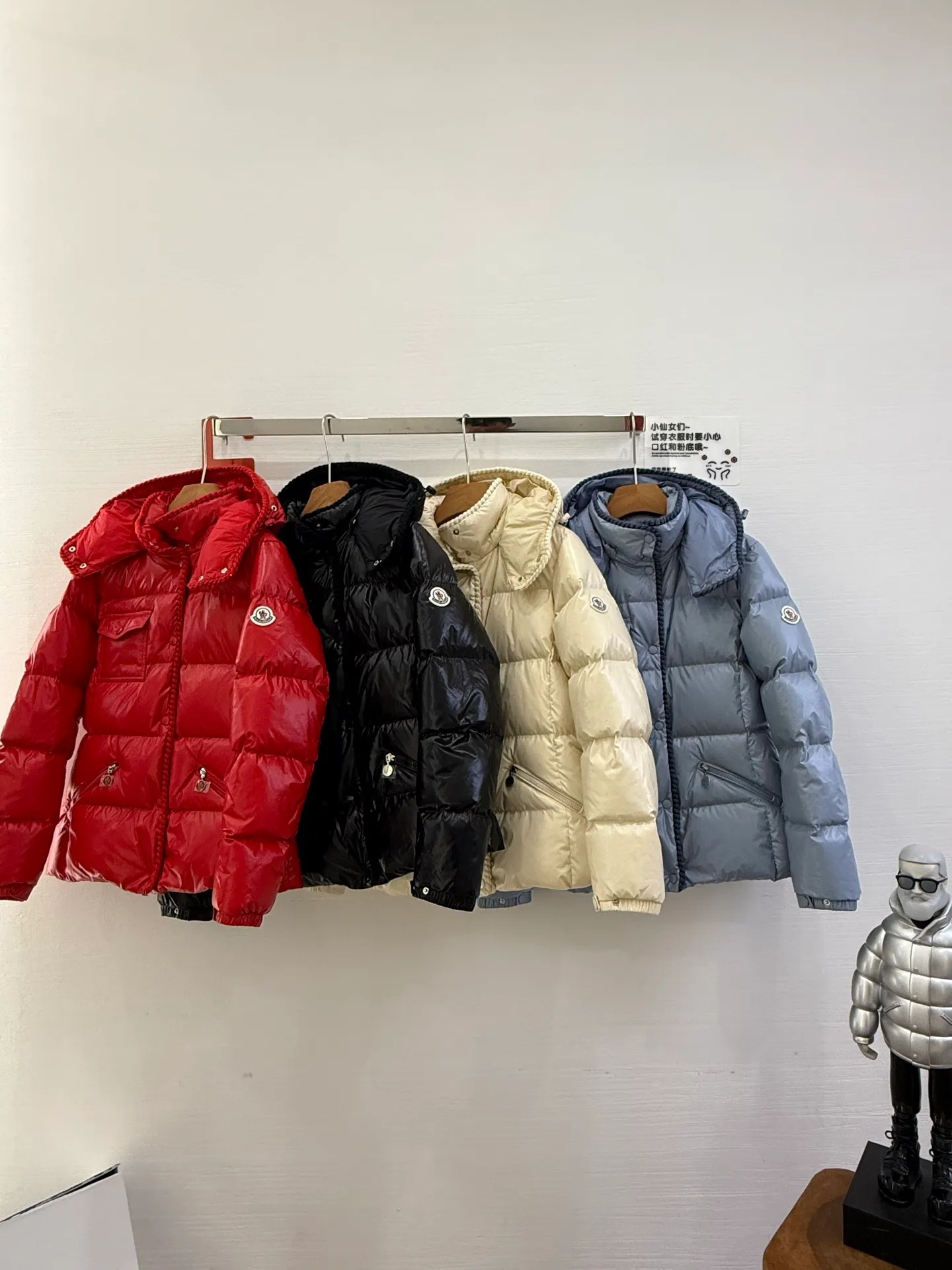 P880 Moncler/Moncler 25 new oil wax leather waisted GLAREIN hooded long-sleeved down jacket for women. Oil wax leather coated new fabric, slim design style, warm and slimming, 90% goose down filling, molded custom hardware. Color: red, white, blue, black Code number: 1-2-3-4