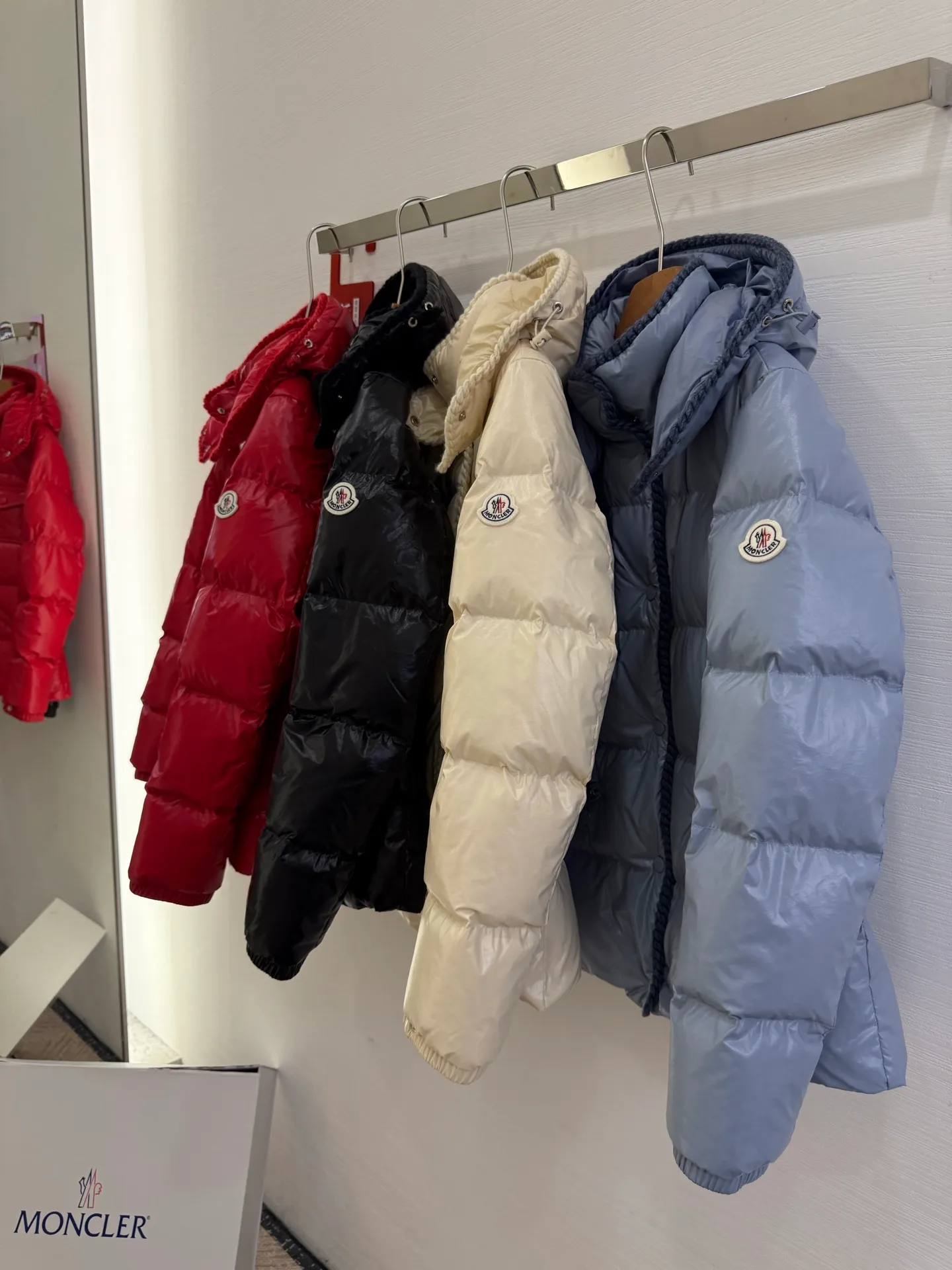 P880 Moncler/Moncler 25 new oil wax leather waisted GLAREIN hooded long-sleeved down jacket for women. Oil wax leather coated new fabric, slim design style, warm and slimming, 90% goose down filling, molded custom hardware. Color: red, white, blue, black Code number: 1-2-3-4