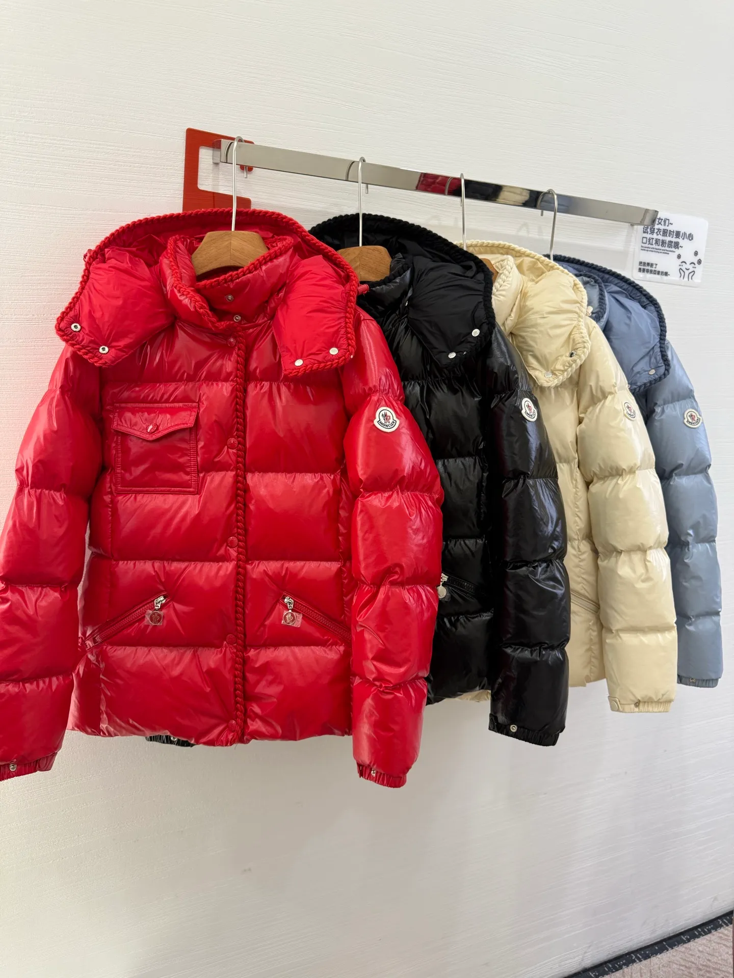 P880 Moncler/Moncler 25 new oil wax leather waisted GLAREIN hooded long-sleeved down jacket for women. Oil wax leather coated new fabric, slim design style, warm and slimming, 90% goose down filling, molded custom hardware. Color: red, white, blue, black Code number: 1-2-3-4