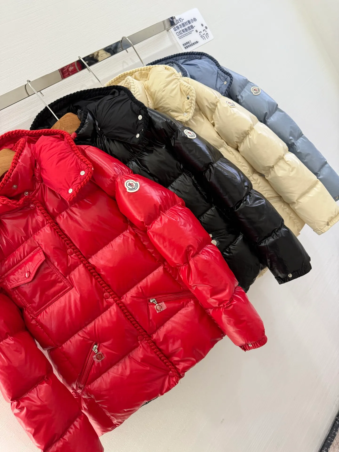 P880 Moncler/Moncler 25 new oil wax leather waisted GLAREIN hooded long-sleeved down jacket for women. Oil wax leather coated new fabric, slim design style, warm and slimming, 90% goose down filling, molded custom hardware. Color: red, white, blue, black Code number: 1-2-3-4