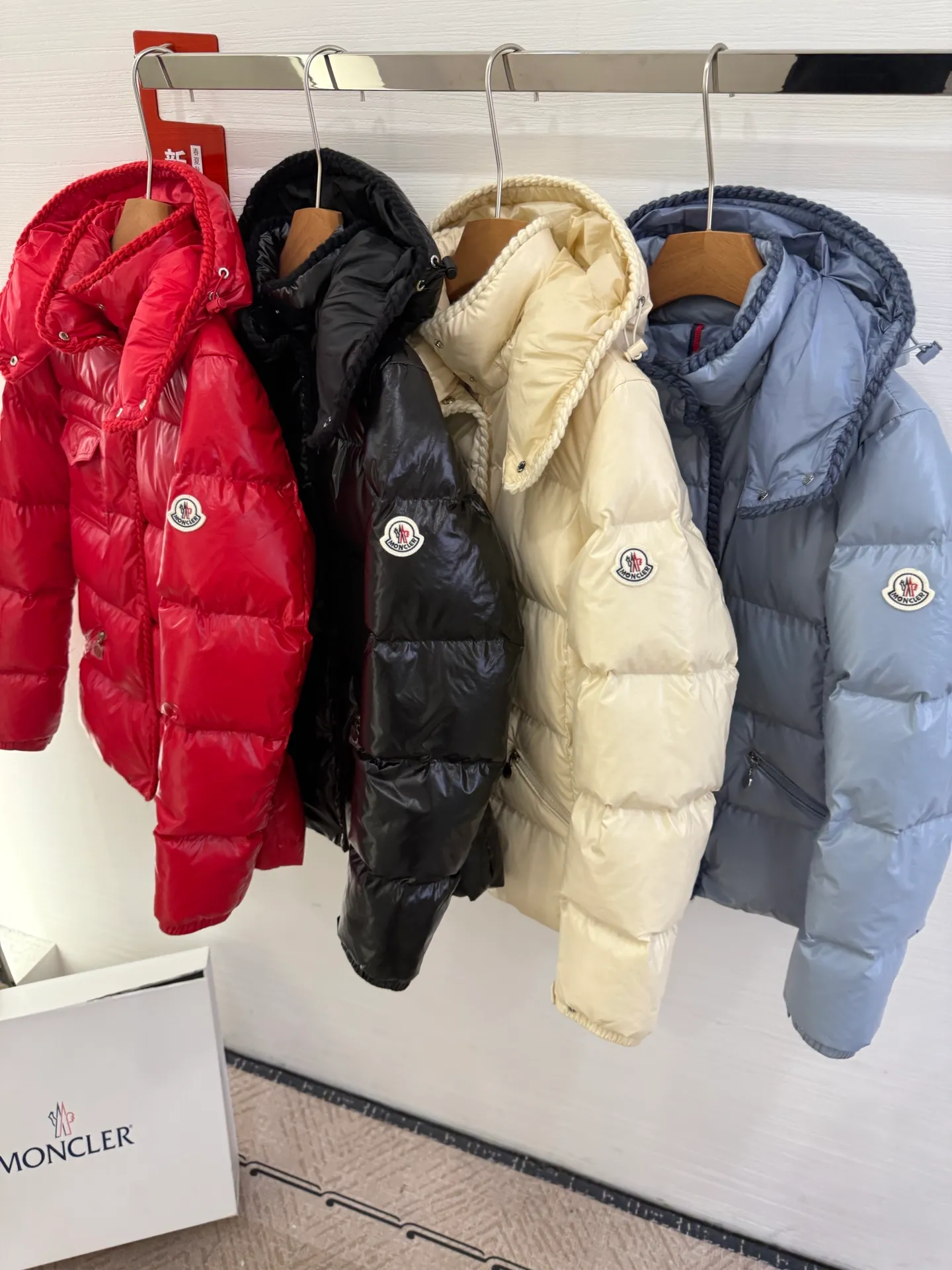 P880 Moncler/Moncler 25 new oil wax leather waisted GLAREIN hooded long-sleeved down jacket for women. Oil wax leather coated new fabric, slim design style, warm and slimming, 90% goose down filling, molded custom hardware. Color: red, white, blue, black Code number: 1-2-3-4