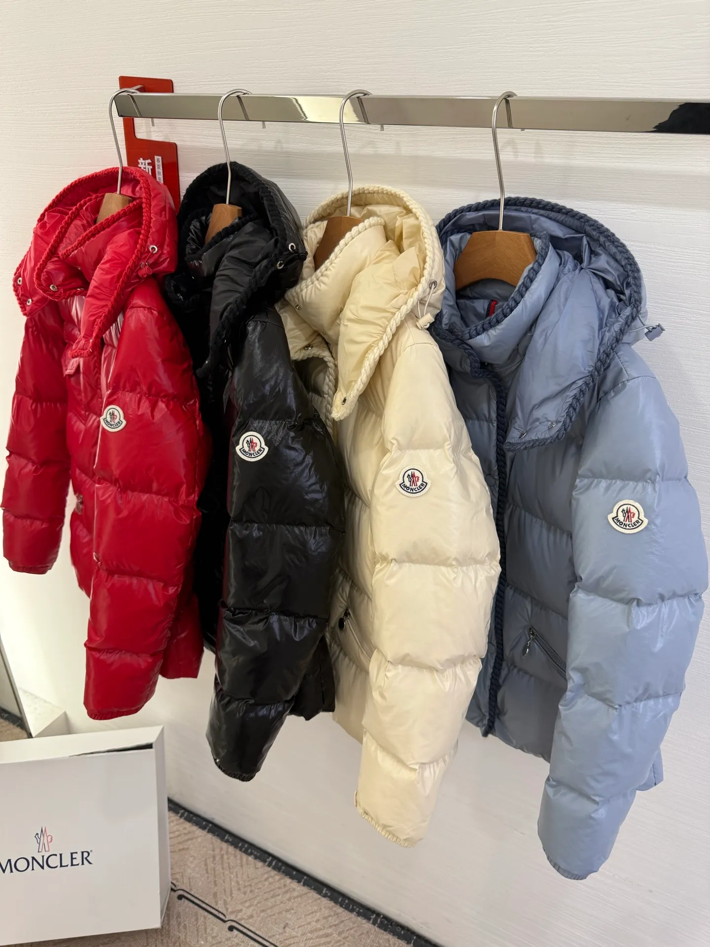 P880 Moncler/Moncler 25 new oil wax leather waisted GLAREIN hooded long-sleeved down jacket for women. Oil wax leather coated new fabric, slim design style, warm and slimming, 90% goose down filling, molded custom hardware. Color: red, white, blue, black Code number: 1-2-3-4