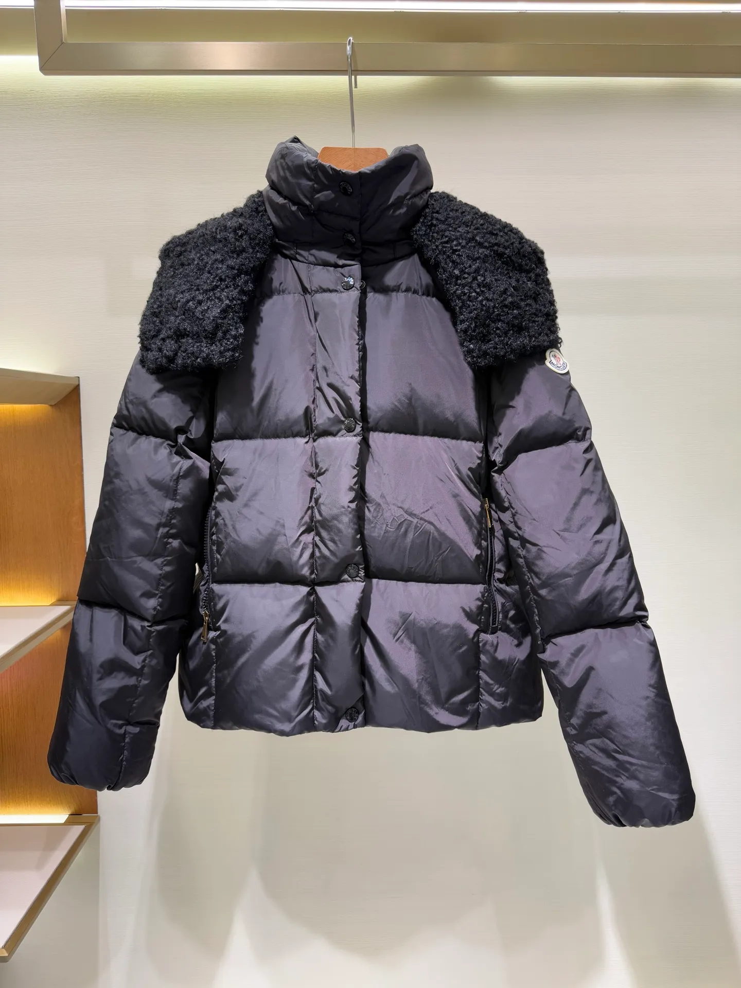 P1320 Moncler Mouth Castelnou Women's Square Quilted Hooded Short Down Jacket The Castelnou down jacket features protective fabric and elegant texture. Short design made from functional nylon fabric with a silky feel. The hood is lined with teddy-style fleece for added softness.  Fabric: Made of nylon fabric, Longue saison lining, filled with down (90 white goose down) Craftsmanship: Detachable and adjustable hood with teddy style fleece lining, zipper closure, zipper pocket (supports NFC chip for you) Size: 0 1 2 3 5555070