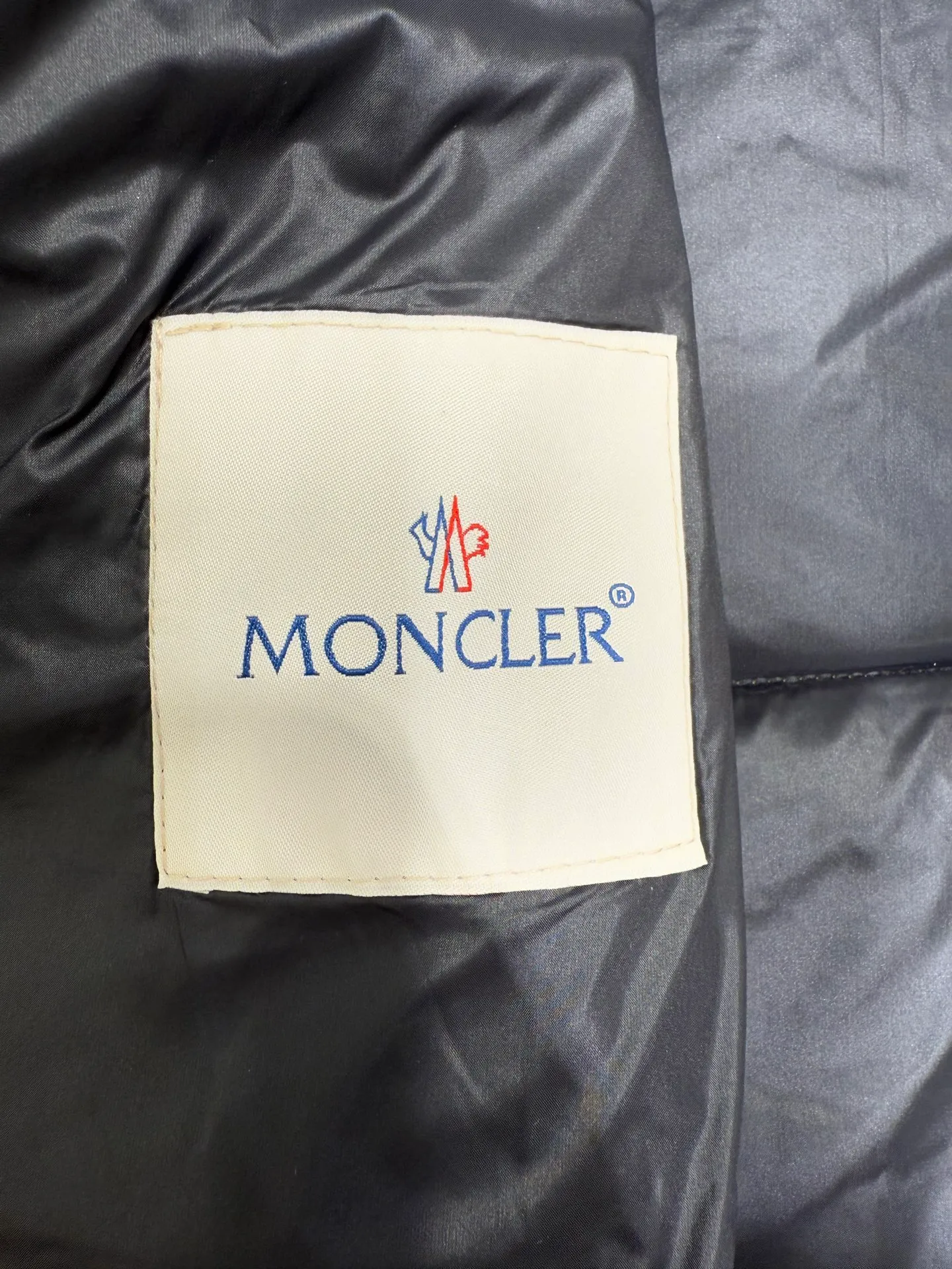 P1320 Moncler Mouth Castelnou Women's Square Quilted Hooded Short Down Jacket The Castelnou down jacket features protective fabric and elegant texture. Short design made from functional nylon fabric with a silky feel. The hood is lined with teddy-style fleece for added softness.  Fabric: Made of nylon fabric, Longue saison lining, filled with down (90 white goose down) Craftsmanship: Detachable and adjustable hood with teddy style fleece lining, zipper closure, zipper pocket (supports NFC chip for you) Size: 0 1 2 3 5555070