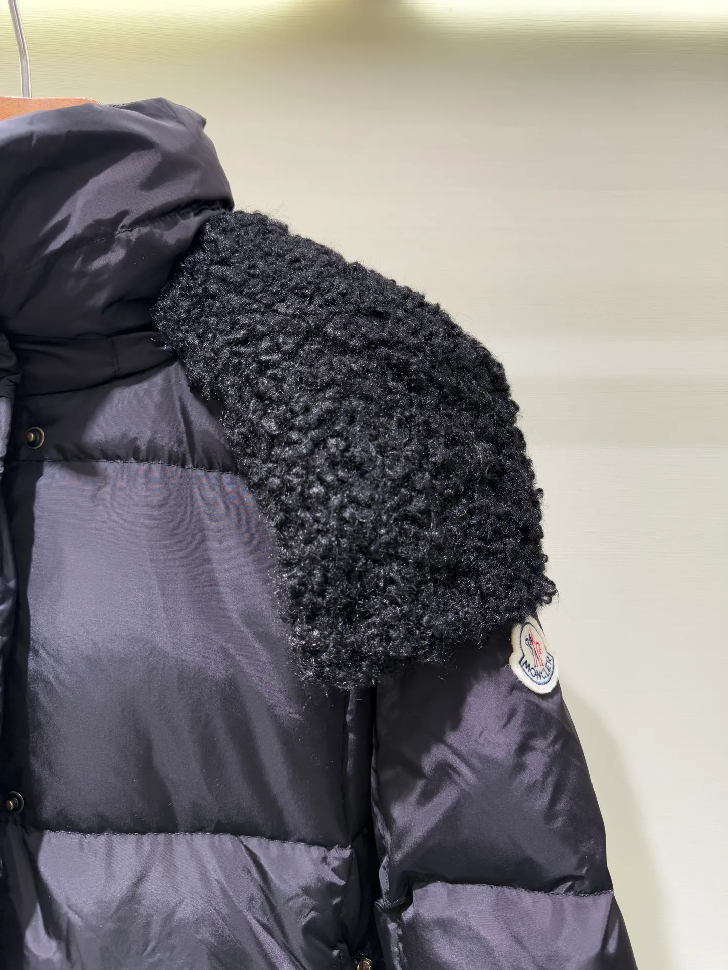 P1320 Moncler Mouth Castelnou Women's Square Quilted Hooded Short Down Jacket The Castelnou down jacket features protective fabric and elegant texture. Short design made from functional nylon fabric with a silky feel. The hood is lined with teddy-style fleece for added softness.  Fabric: Made of nylon fabric, Longue saison lining, filled with down (90 white goose down) Craftsmanship: Detachable and adjustable hood with teddy style fleece lining, zipper closure, zipper pocket (supports NFC chip for you) Size: 0 1 2 3 5555070