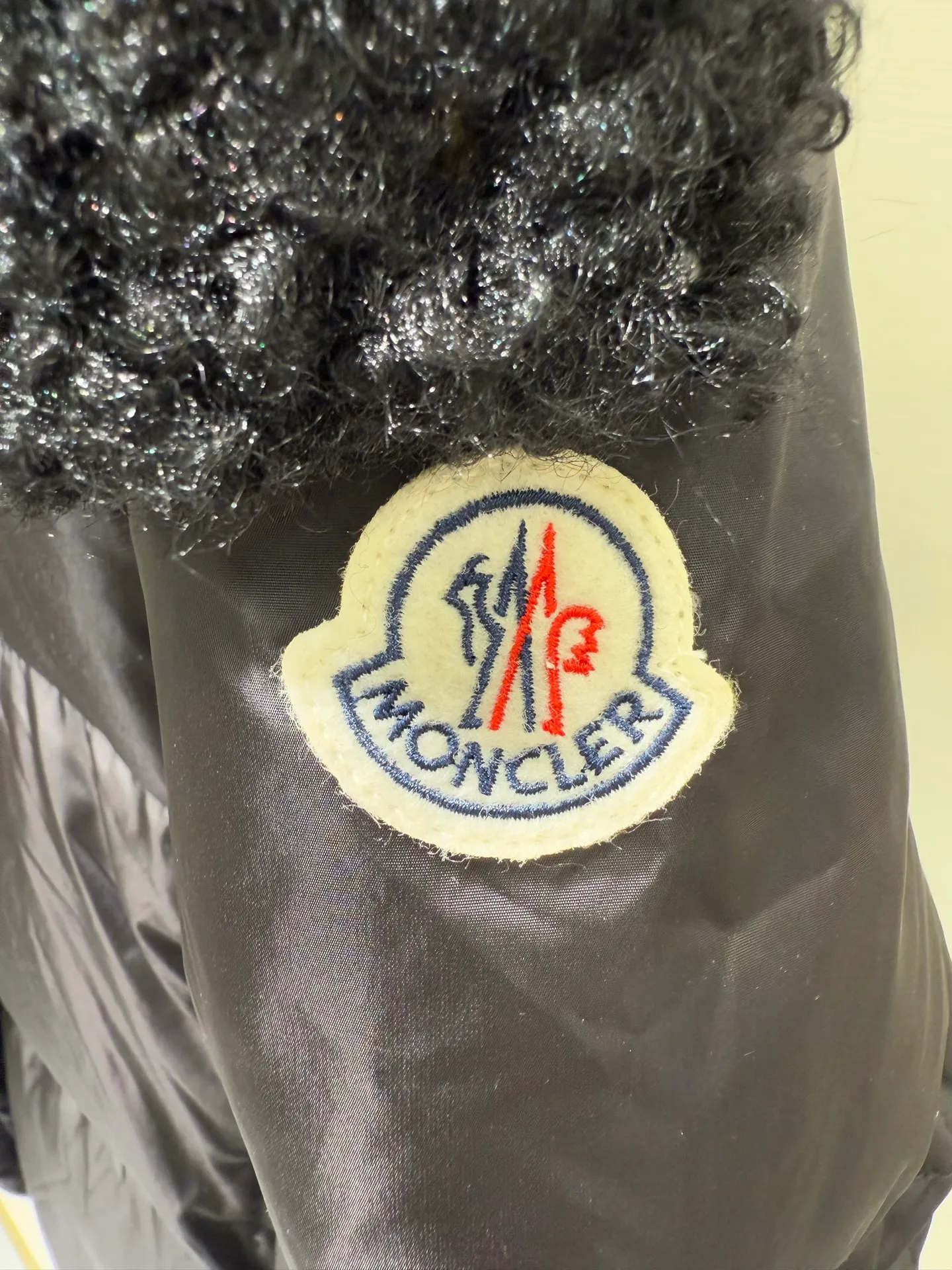 P1320 Moncler Mouth Castelnou Women's Square Quilted Hooded Short Down Jacket The Castelnou down jacket features protective fabric and elegant texture. Short design made from functional nylon fabric with a silky feel. The hood is lined with teddy-style fleece for added softness.  Fabric: Made of nylon fabric, Longue saison lining, filled with down (90 white goose down) Craftsmanship: Detachable and adjustable hood with teddy style fleece lining, zipper closure, zipper pocket (supports NFC chip for you) Size: 0 1 2 3 5555070