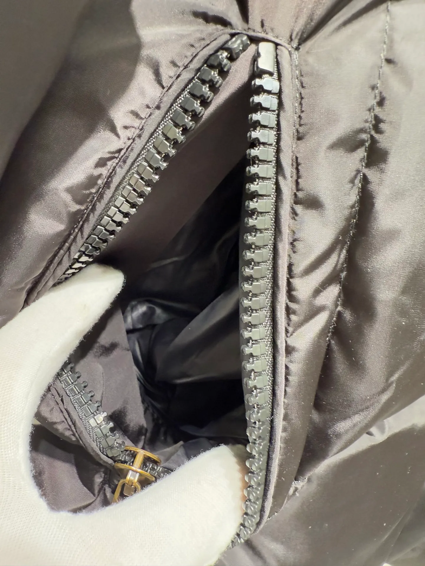 P1320 Moncler Mouth Castelnou Women's Square Quilted Hooded Short Down Jacket The Castelnou down jacket features protective fabric and elegant texture. Short design made from functional nylon fabric with a silky feel. The hood is lined with teddy-style fleece for added softness.  Fabric: Made of nylon fabric, Longue saison lining, filled with down (90 white goose down) Craftsmanship: Detachable and adjustable hood with teddy style fleece lining, zipper closure, zipper pocket (supports NFC chip for you) Size: 0 1 2 3 5555070
