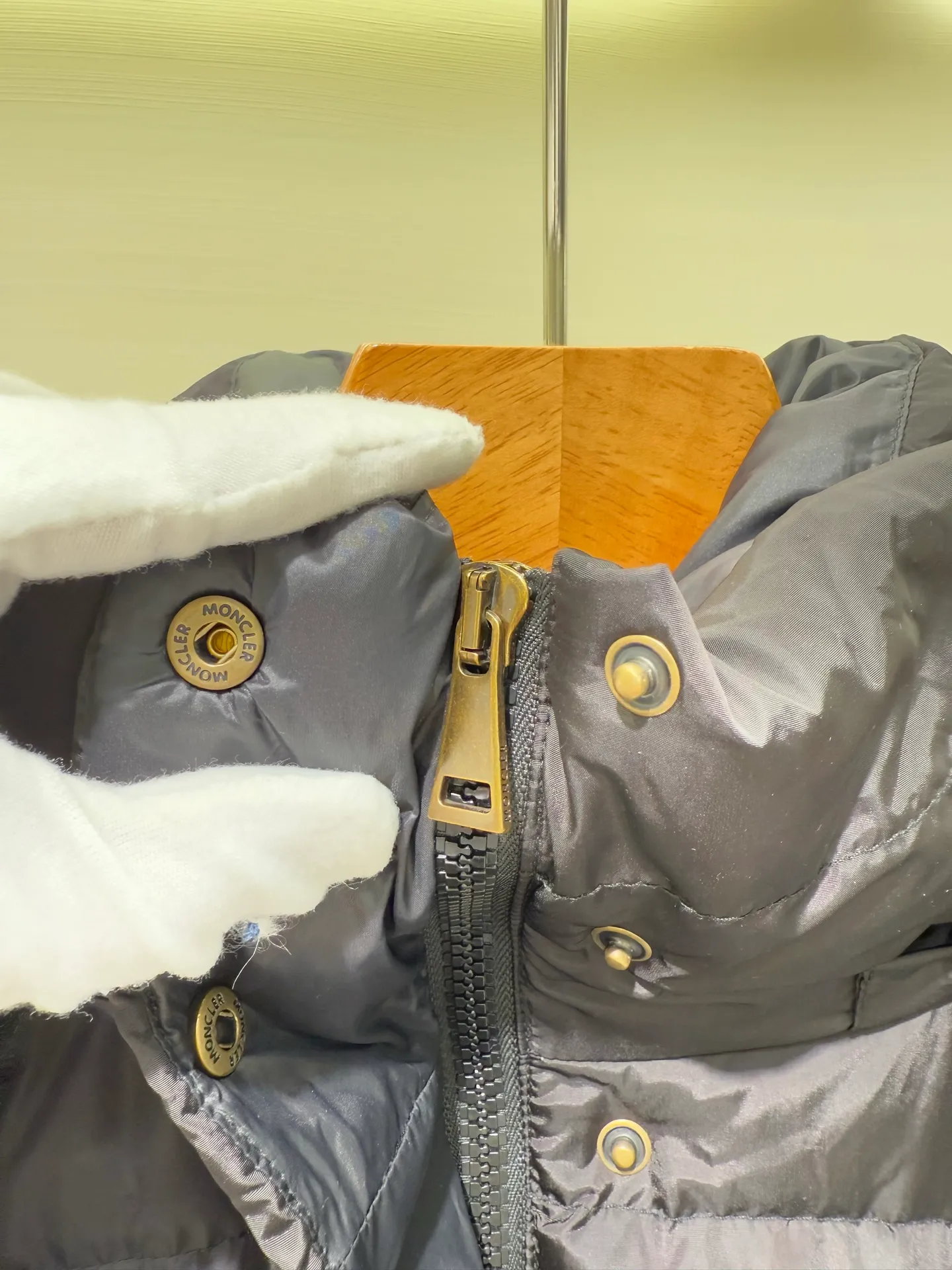 P1320 Moncler Mouth Castelnou Women's Square Quilted Hooded Short Down Jacket The Castelnou down jacket features protective fabric and elegant texture. Short design made from functional nylon fabric with a silky feel. The hood is lined with teddy-style fleece for added softness.  Fabric: Made of nylon fabric, Longue saison lining, filled with down (90 white goose down) Craftsmanship: Detachable and adjustable hood with teddy style fleece lining, zipper closure, zipper pocket (supports NFC chip for you) Size: 0 1 2 3 5555070