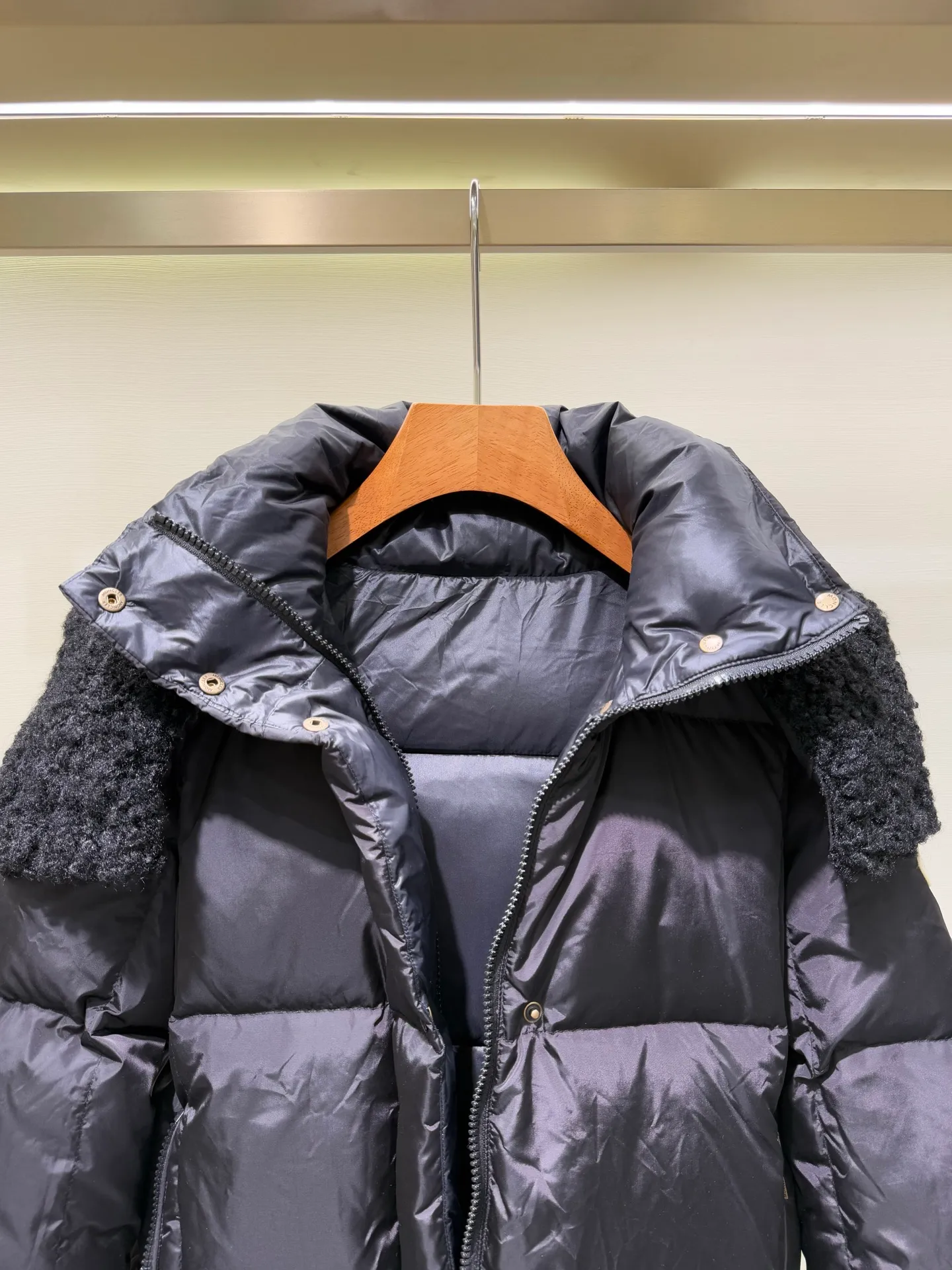 P1320 Moncler Mouth Castelnou Women's Square Quilted Hooded Short Down Jacket The Castelnou down jacket features protective fabric and elegant texture. Short design made from functional nylon fabric with a silky feel. The hood is lined with teddy-style fleece for added softness.  Fabric: Made of nylon fabric, Longue saison lining, filled with down (90 white goose down) Craftsmanship: Detachable and adjustable hood with teddy style fleece lining, zipper closure, zipper pocket (supports NFC chip for you) Size: 0 1 2 3 5555070