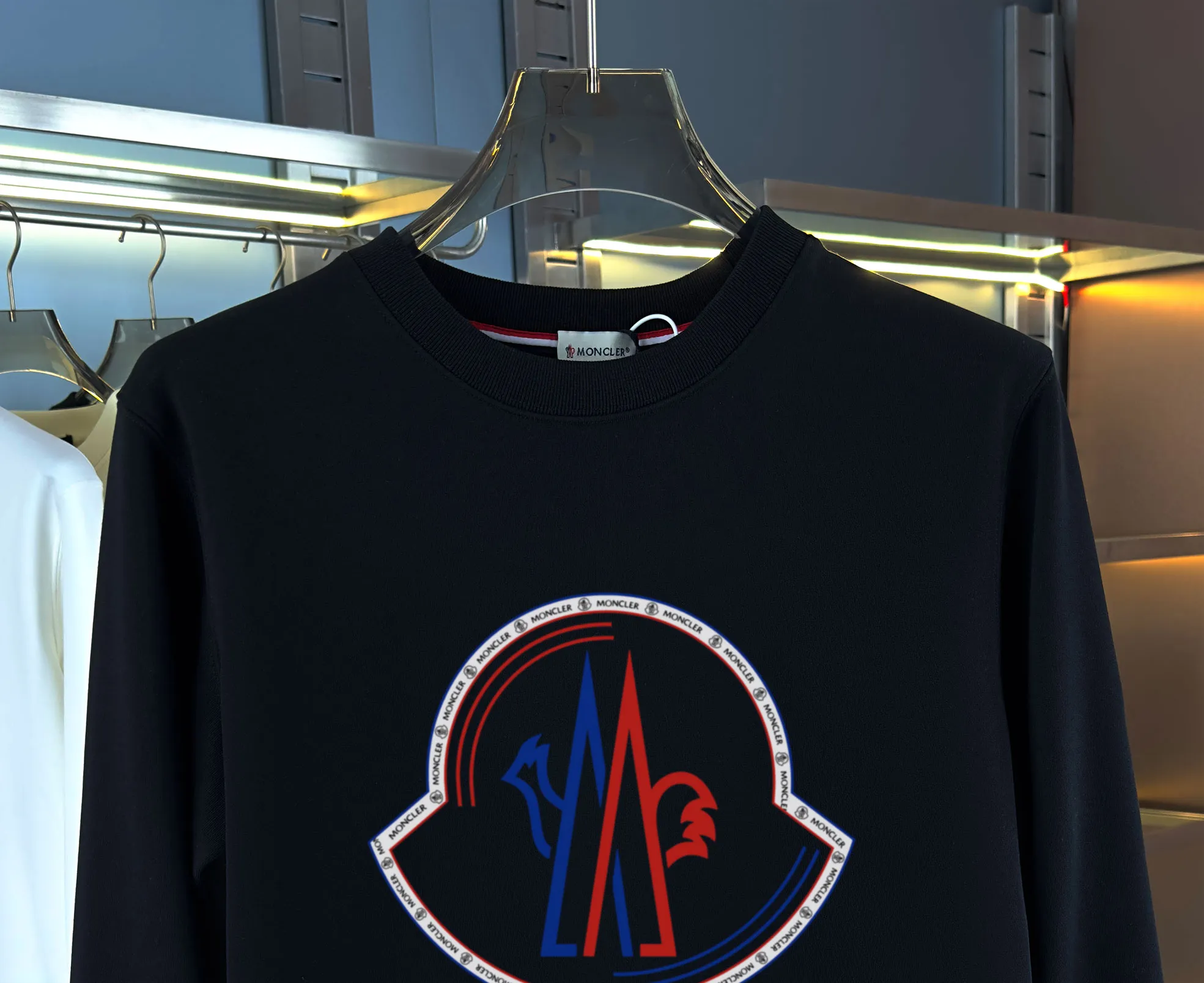 P210 high version sweatshirt) 📦With exclusive picture packaging📦 [Long-term ready stock] Upgraded version "Mobile phone smart sensor ~ NFC chip armband ~ Direct access to the official website anti-counterfeiting" 〖 𝐌𝐎𝐍𝐂𝐋𝐄𝐑 ~ Mouth covering〗 2025 new high quality, using 450g heavyweight fabric Different from the market currency, you can mix and match everything at will and you will be handsome😎The whole clothes is made of double waistcoats. The double waistcoats make the whole dress more three-dimensional. It is not an ordinary factory that can do such fine work. 2025 autumn and winter new style, on sale at the counter, exquisite printed round neck terry sweatshirt. High-end double-ply cotton. Customized stretch ribs are dyed in the same vat. Three standards are complete. It is matched with digital printing patterns and is very breathable. Same style for men and women. Color: black, white, apricot. Size: S M L XL 2XL