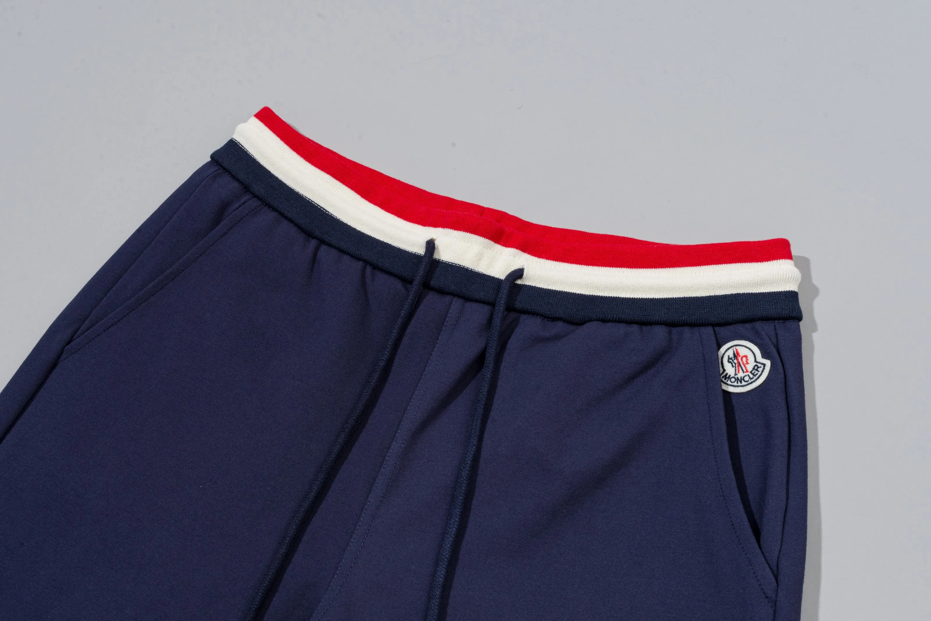 P230 MONCLER/muzzle Custom fabric suit casual sweatpants Simple arm brand LOGO small badge threaded trousers technology Official synchronization High version High quality Fashion personality Versatile trend Pure original quality Original fabric Hang tag Collar label Washed wheat Complete three standards Color: blue. Gray. Size: S-2XL
