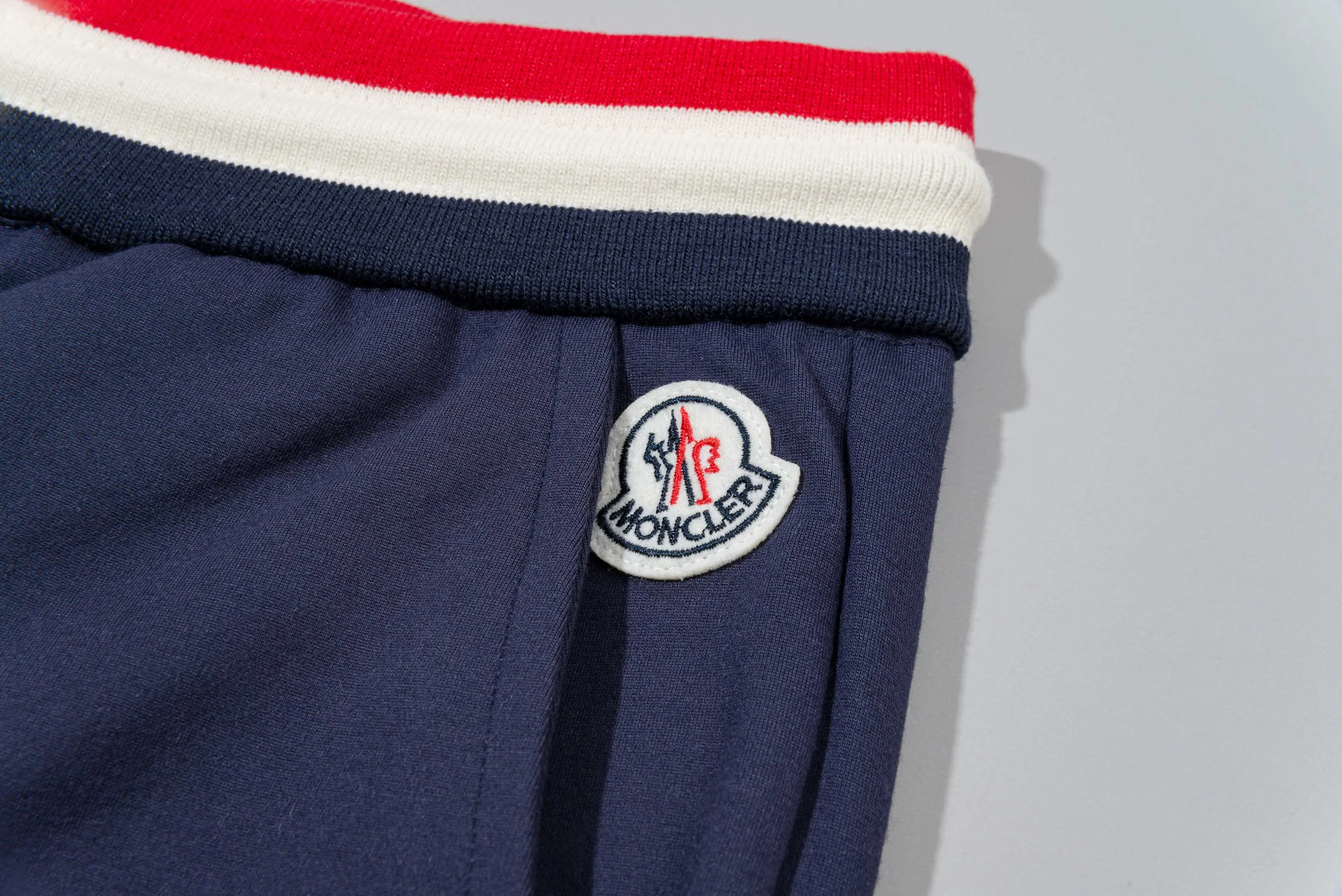 P230 MONCLER/muzzle Custom fabric suit casual sweatpants Simple arm brand LOGO small badge threaded trousers technology Official synchronization High version High quality Fashion personality Versatile trend Pure original quality Original fabric Hang tag Collar label Washed wheat Complete three standards Color: blue. Gray. Size: S-2XL
