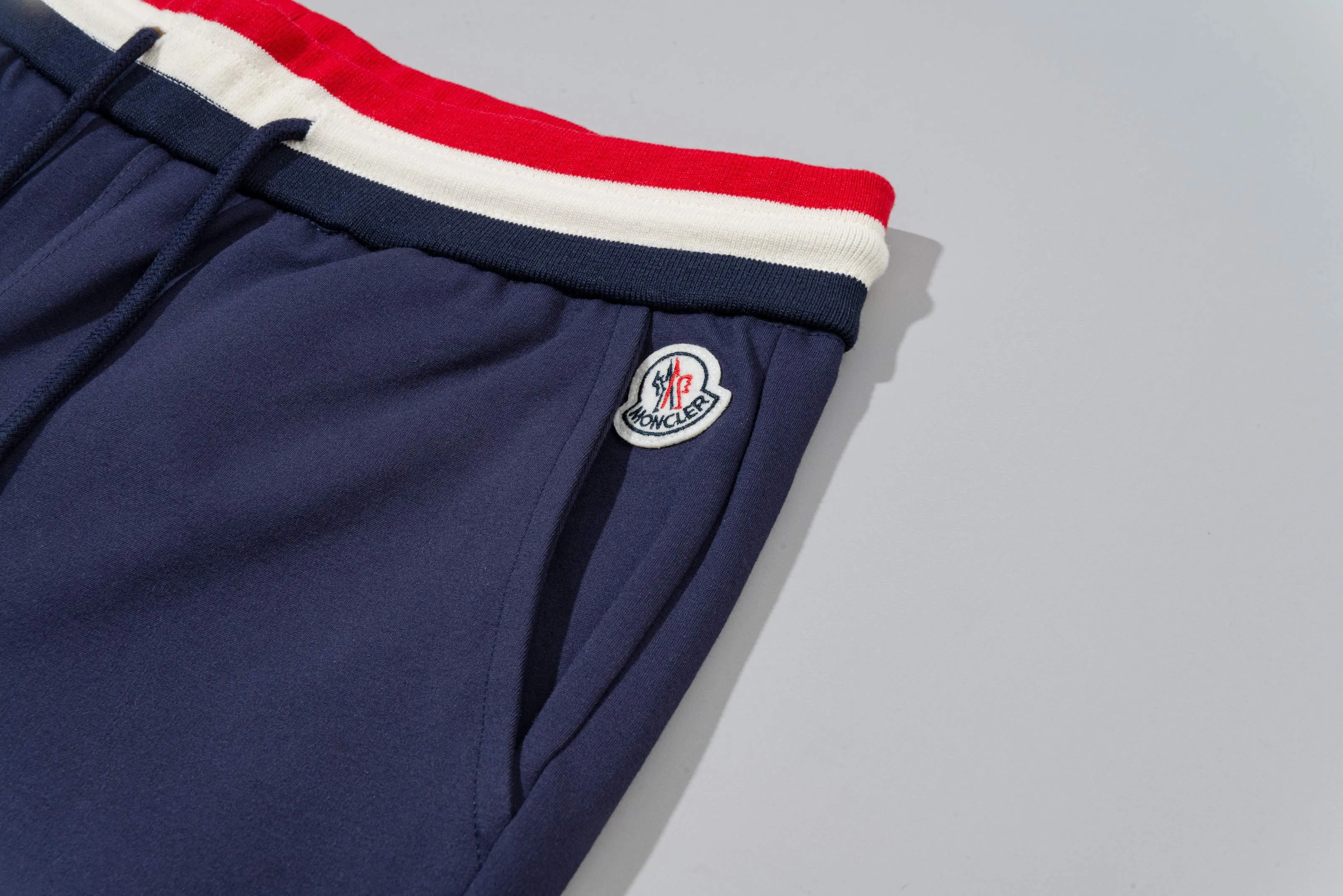 P230 MONCLER/muzzle Custom fabric suit casual sweatpants Simple arm brand LOGO small badge threaded trousers technology Official synchronization High version High quality Fashion personality Versatile trend Pure original quality Original fabric Hang tag Collar label Washed wheat Complete three standards Color: blue. Gray. Size: S-2XL