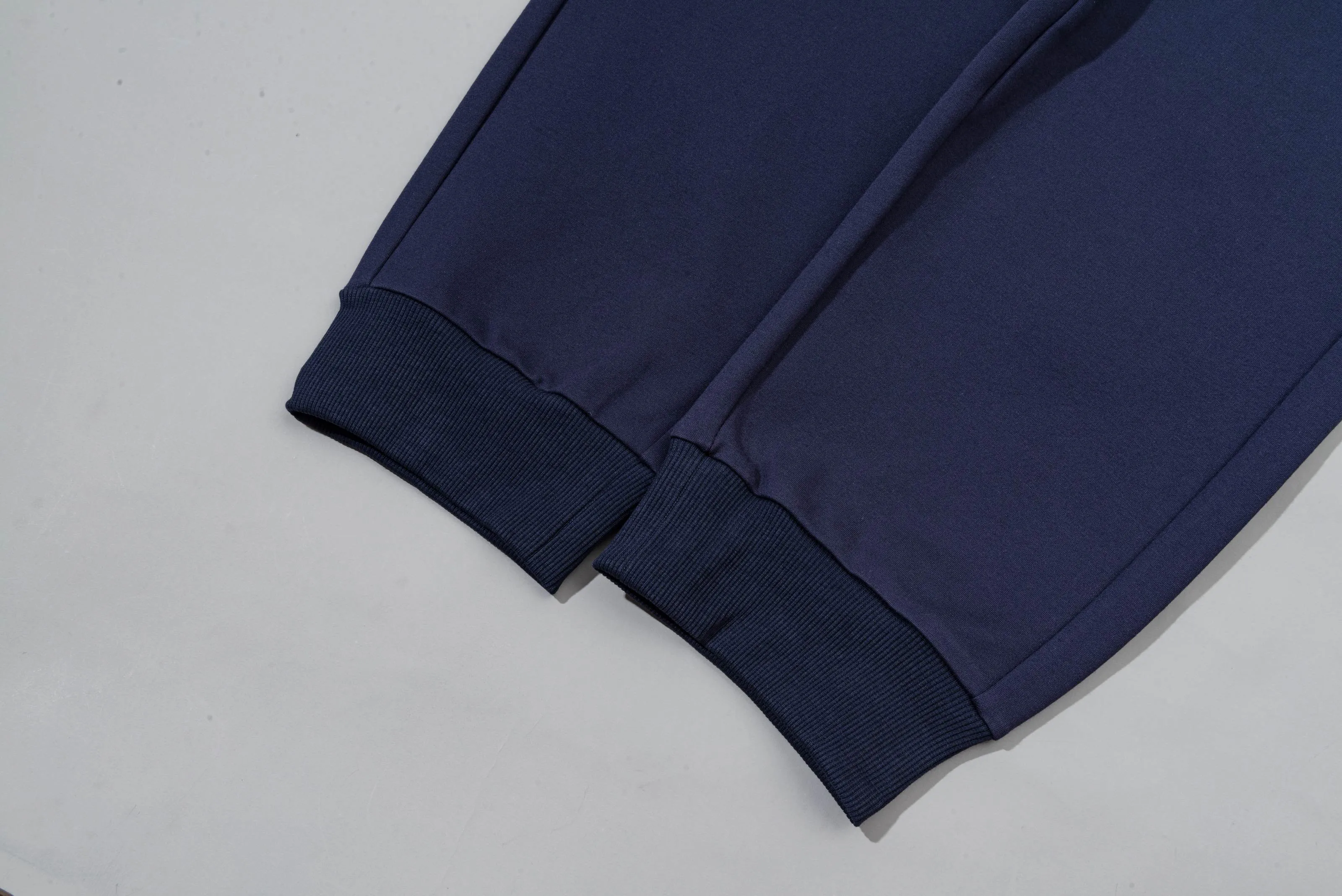 P230 MONCLER/muzzle Custom fabric suit casual sweatpants Simple arm brand LOGO small badge threaded trousers technology Official synchronization High version High quality Fashion personality Versatile trend Pure original quality Original fabric Hang tag Collar label Washed wheat Complete three standards Color: blue. Gray. Size: S-2XL