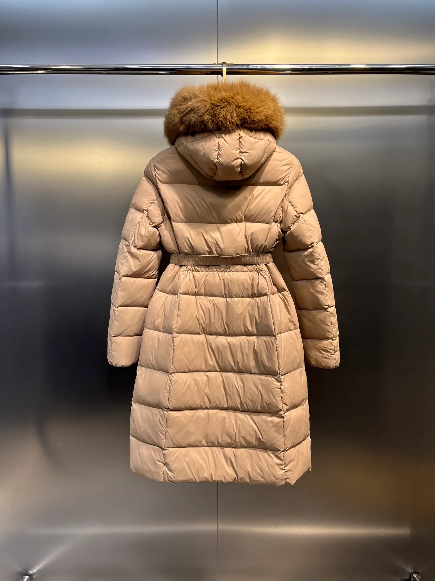 P1120 moncler🌟25 new autumn and winter large fur collar long hooded down jacket. The classic hot style among down jackets. A must-have in winter. Customized detachable large fur collar hooded long down jacket. The upper body is not very bloated. It is designed with a belt to tighten the waist. It is very classic, handsome and warm. National standard 90 white goose down filling. Imported machine stitching and crimping technology. Fashionable and warm upper body. Excellent practicality. Style number: A85# Style number: champagne black white green size: 1234