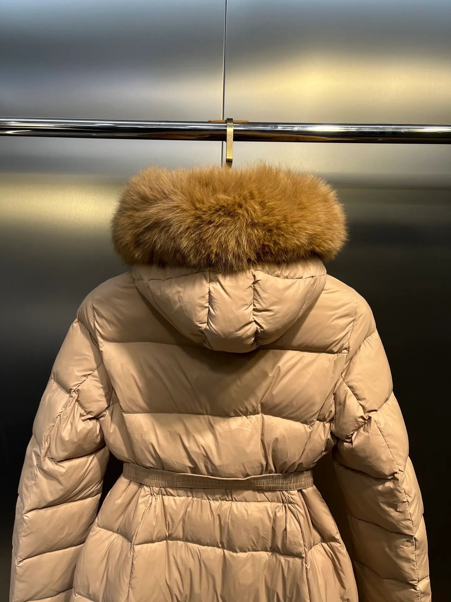 P1120 moncler🌟25 new autumn and winter large fur collar long hooded down jacket. The classic hot style among down jackets. A must-have in winter. Customized detachable large fur collar hooded long down jacket. The upper body is not very bloated. It is designed with a belt to tighten the waist. It is very classic, handsome and warm. National standard 90 white goose down filling. Imported machine stitching and crimping technology. Fashionable and warm upper body. Excellent practicality. Style number: A85# Style number: champagne black white green size: 1234