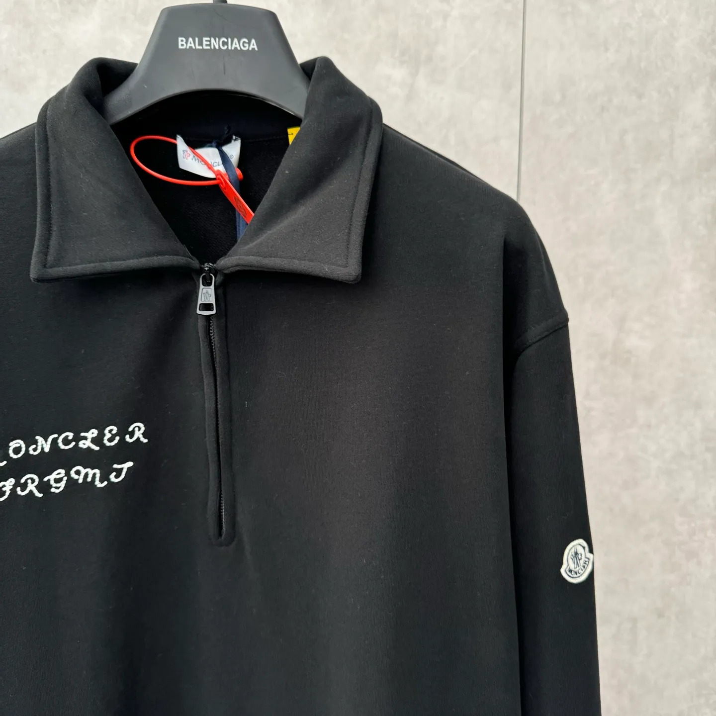 P390 Moncler The half-chain style exudes a sense of luxury from the inside out, finding the perfect balance between simplicity and sophistication. Process 1: Using imported machine embroidery technology, using advanced computer control systems and precision mechanical components to realize Moncler Genius embroidery operations with high precision and smooth and delicate lines. Process 2: Using glue printing. Moncler Not easy to deform, not easy to shrink, not easy to fade, maintain long-term beauty