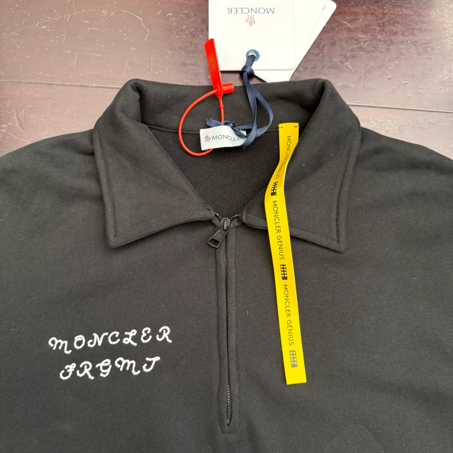 P390 Moncler The half-chain style exudes a sense of luxury from the inside out, finding the perfect balance between simplicity and sophistication. Process 1: Using imported machine embroidery technology, using advanced computer control systems and precision mechanical components to realize Moncler Genius embroidery operations with high precision and smooth and delicate lines. Process 2: Using glue printing. Moncler Not easy to deform, not easy to shrink, not easy to fade, maintain long-term beauty