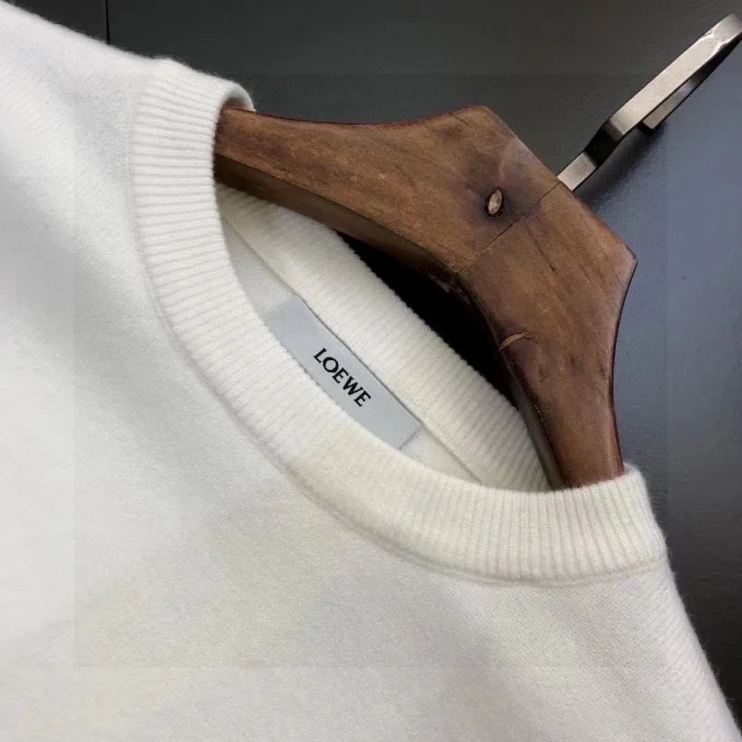 P220 MONCLER】Autumn and winter classic round neck pullover sweater, in full condition! ! ! Wool blended fabric, the latest model in 2025, golden ratio! ! Slim-fitting soft gold, versatile and practical item, the combination and practicality are extremely powerful, simple and elegant, and classy! To create your own style, it is highly recommended to buy it in two colors. The standard slim fit tailoring process is suitable for both young and old men. It is knitted from wool and will not cause any discomfort! While keeping warm, it is stylish, textured and wearable, and the classic logo with contrasting colors on the chest feels in place! ! Recommended for regular customers! ! Size M-3XL (maximum wear: 190 pounds)