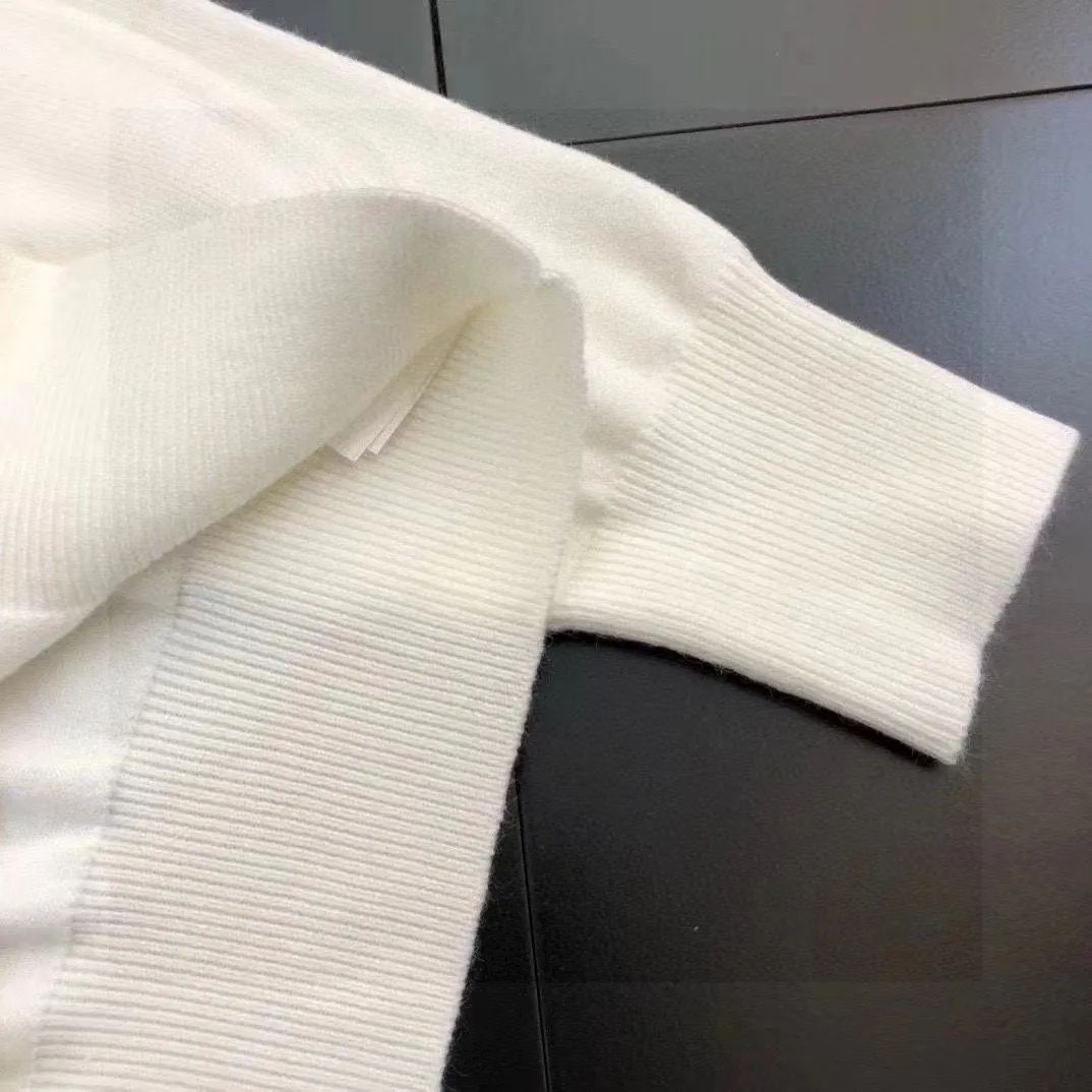 P220 MONCLER】Autumn and winter classic round neck pullover sweater, in full condition! ! ! Wool blended fabric, the latest model in 2025, golden ratio! ! Slim-fitting soft gold, versatile and practical item, the combination and practicality are extremely powerful, simple and elegant, and classy! To create your own style, it is highly recommended to buy it in two colors. The standard slim fit tailoring process is suitable for both young and old men. It is knitted from wool and will not cause any discomfort! While keeping warm, it is stylish, textured and wearable, and the classic logo with contrasting colors on the chest feels in place! ! Recommended for regular customers! ! Size M-3XL (maximum wear: 190 pounds)