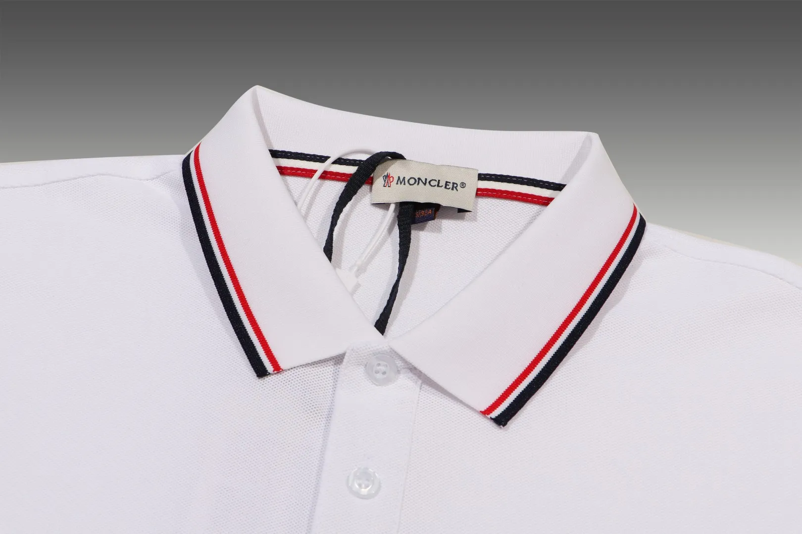P190 Complete with three standards] MONCLER~ MONCLER 2024 summer new high-quality lapel short-sleeved POLO shirt, counter-customized fabric, high breathability and comfort, impeccable details, brand element design concept, reflecting high quality. It feels delicate and soft! It presents a casual cut and the upper body shape is great! The chest is filled with three-dimensional embroidery of the brand LOGO to highlight quality and luxury. Color: black/white Size: M~3XL
