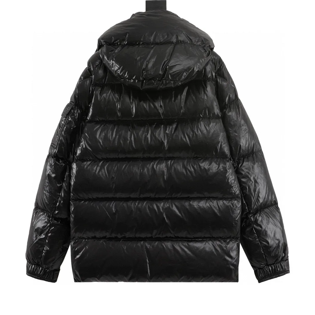 P780 Moncler/Moncler 70th Anniversary Limited Edition Short Down Jacket (filled with 90% large white duck down) Non-commercial version, undoubtedly the top version, ceiling level 𝗠𝗼𝗻𝗰1𝗲𝗿｜Moncler Maya 70th Anniversary Limited Edition/Short Down Jacket Description: 𝗠𝗼𝗻𝗰𝗲𝗿 Maya down jacket is specially reinterpreted to celebrate the 70th anniversary of 𝗠𝗼𝗻𝗰𝗲𝗿, with new colors reviving the iconic silhouette. A classic example of the brand's DNA, it's made from shiny lacquered nylon and embellished with signature rectangular quilting. A classic cropped design that transcends seasons and styles, it features a statement silhouette, removable hood and adjustable hem. The sleeves are decorated with the brand's signature classic patch pockets and a patchwork logo designed to celebrate the 70th anniversary.  Top quality, filled with 90% standard large white duck down, high-end quality one-to-one customized hardware, specific fabrics, specific black lacquered fabrics!  Style number: A92# Color: black white gray green Size: 1-5