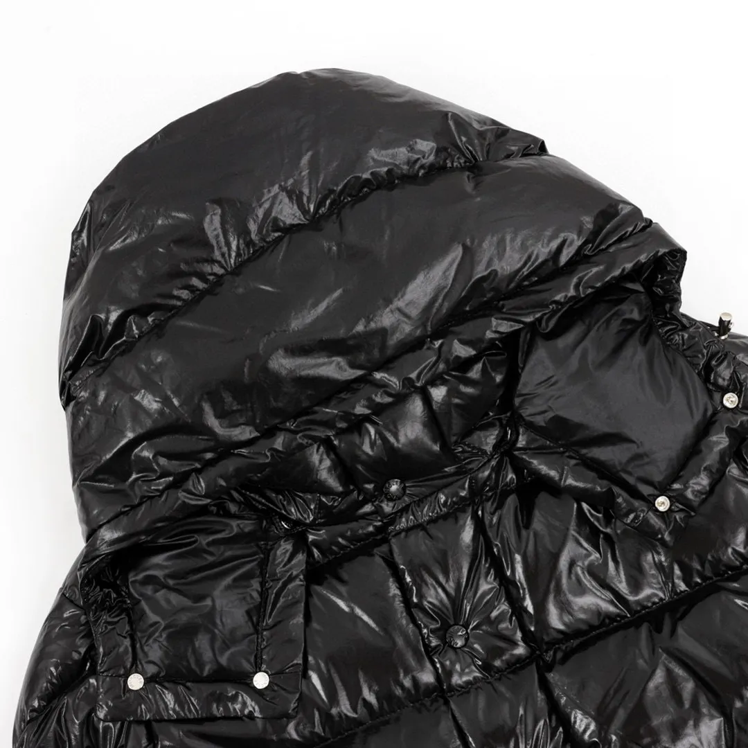 P780 Moncler/Moncler 70th Anniversary Limited Edition Short Down Jacket (filled with 90% large white duck down) Non-commercial version, undoubtedly the top version, ceiling level 𝗠𝗼𝗻𝗰1𝗲𝗿｜Moncler Maya 70th Anniversary Limited Edition/Short Down Jacket Description: 𝗠𝗼𝗻𝗰𝗲𝗿 Maya down jacket is specially reinterpreted to celebrate the 70th anniversary of 𝗠𝗼𝗻𝗰𝗲𝗿, with new colors reviving the iconic silhouette. A classic example of the brand's DNA, it's made from shiny lacquered nylon and embellished with signature rectangular quilting. A classic cropped design that transcends seasons and styles, it features a statement silhouette, removable hood and adjustable hem. The sleeves are decorated with the brand's signature classic patch pockets and a patchwork logo designed to celebrate the 70th anniversary.  Top quality, filled with 90% standard large white duck down, high-end quality one-to-one customized hardware, specific fabrics, specific black lacquered fabrics!  Style number: A92# Color: black white gray green Size: 1-5