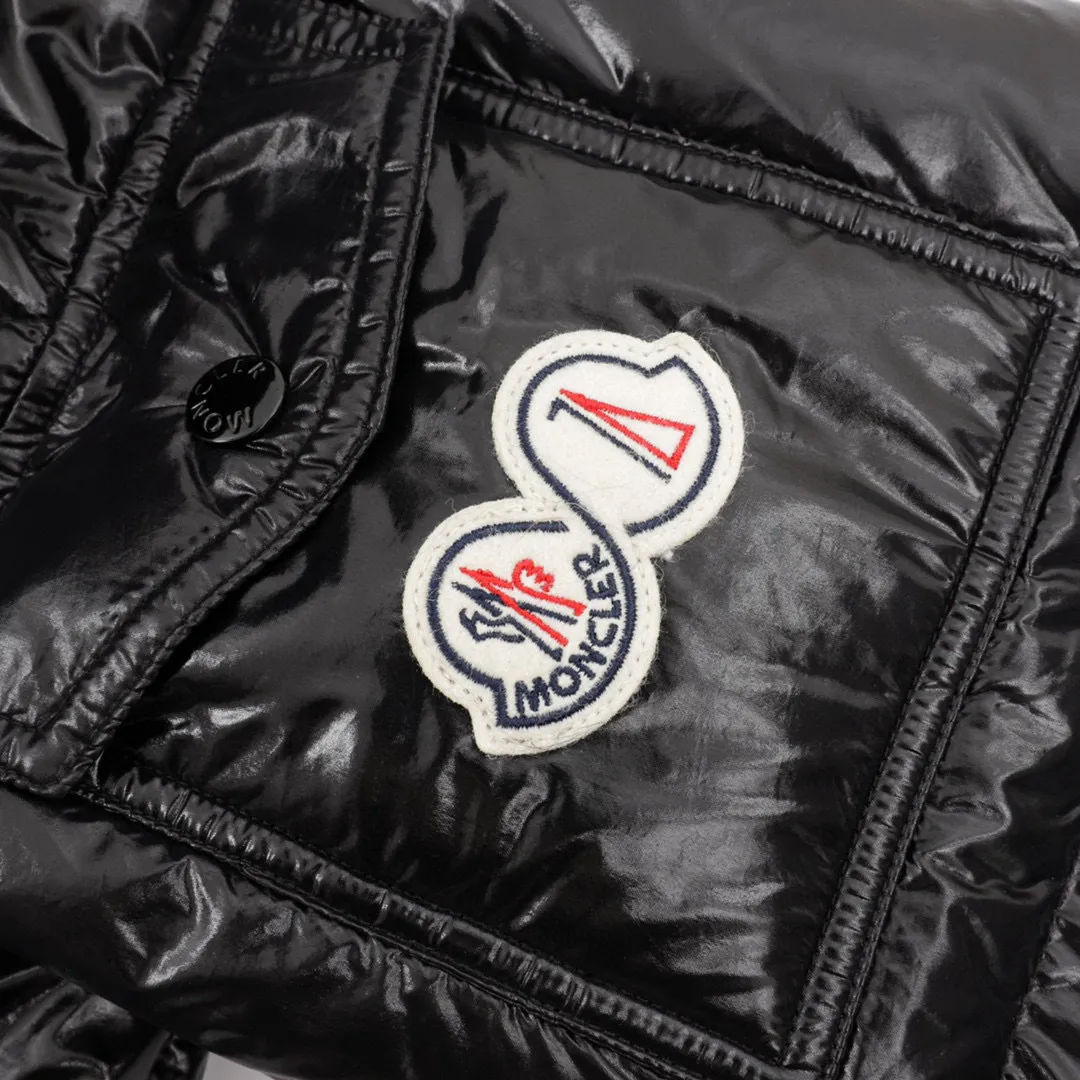 P780 Moncler/Moncler 70th Anniversary Limited Edition Short Down Jacket (filled with 90% large white duck down) Non-commercial version, undoubtedly the top version, ceiling level 𝗠𝗼𝗻𝗰1𝗲𝗿｜Moncler Maya 70th Anniversary Limited Edition/Short Down Jacket Description: 𝗠𝗼𝗻𝗰𝗲𝗿 Maya down jacket is specially reinterpreted to celebrate the 70th anniversary of 𝗠𝗼𝗻𝗰𝗲𝗿, with new colors reviving the iconic silhouette. A classic example of the brand's DNA, it's made from shiny lacquered nylon and embellished with signature rectangular quilting. A classic cropped design that transcends seasons and styles, it features a statement silhouette, removable hood and adjustable hem. The sleeves are decorated with the brand's signature classic patch pockets and a patchwork logo designed to celebrate the 70th anniversary.  Top quality, filled with 90% standard large white duck down, high-end quality one-to-one customized hardware, specific fabrics, specific black lacquered fabrics!  Style number: A92# Color: black white gray green Size: 1-5