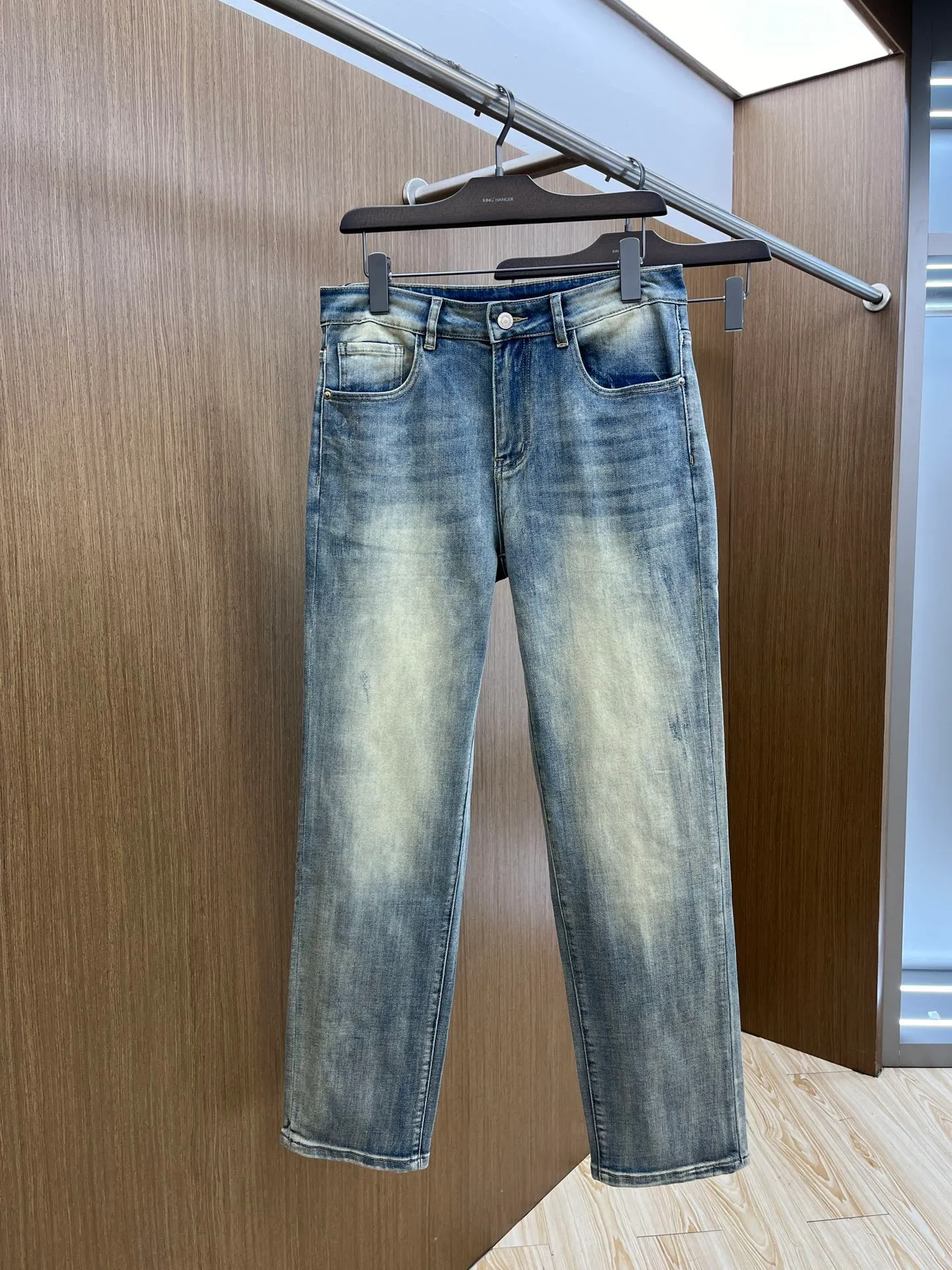 P240 Moncler 25ss🔥New blue denim trousers. The best original jeans in the physical store, suitable for all ages. Comfortable, soft and skin-friendly, the upper body effect is super fashionable and versatile, upright and stylish, a wardrobe must-have! Perfect for any occasion. Size: 28-38 (no 35.37)