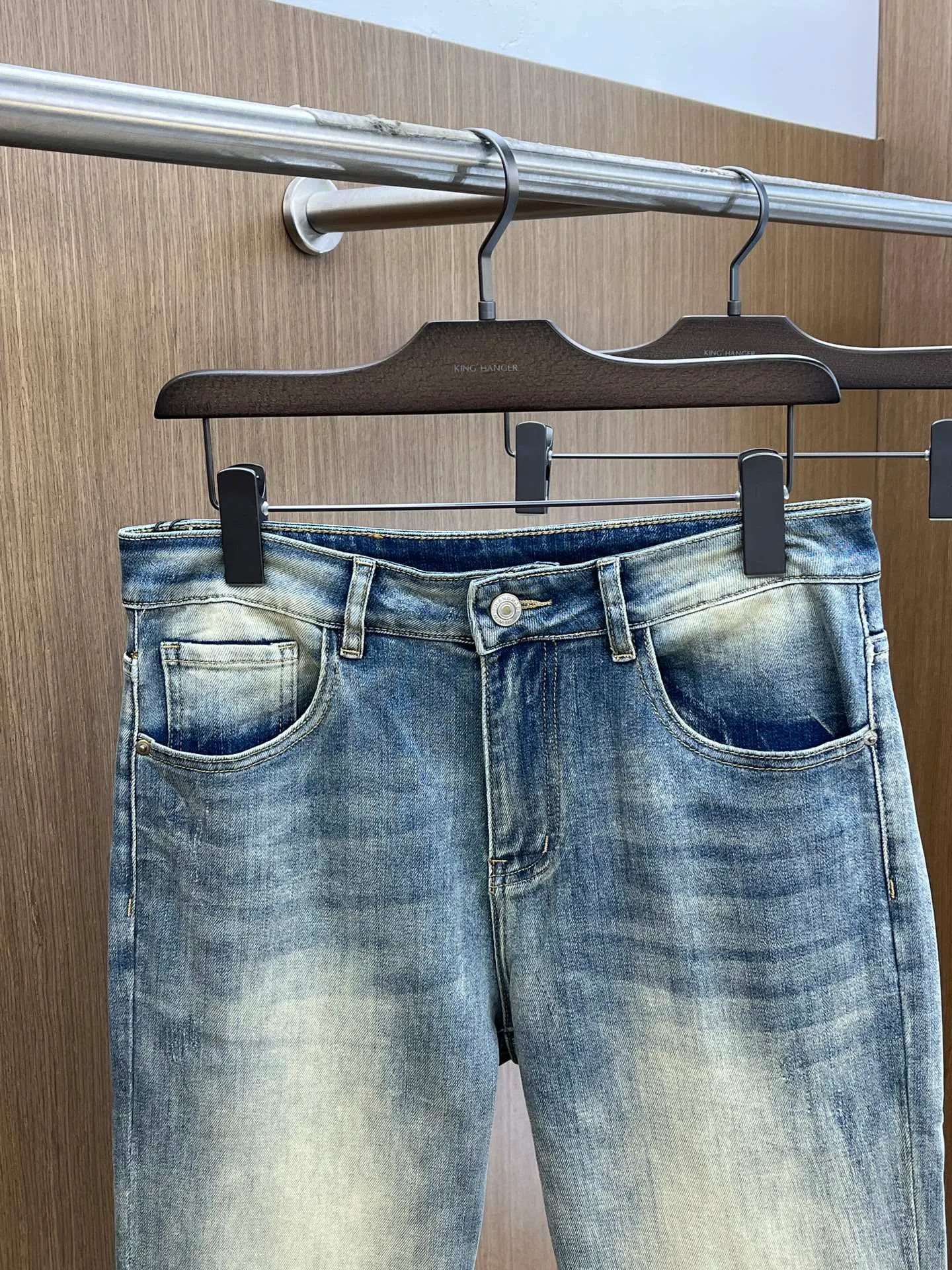 P240 Moncler 25ss🔥New blue denim trousers. The best original jeans in the physical store, suitable for all ages. Comfortable, soft and skin-friendly, the upper body effect is super fashionable and versatile, upright and stylish, a wardrobe must-have! Perfect for any occasion. Size: 28-38 (no 35.37)