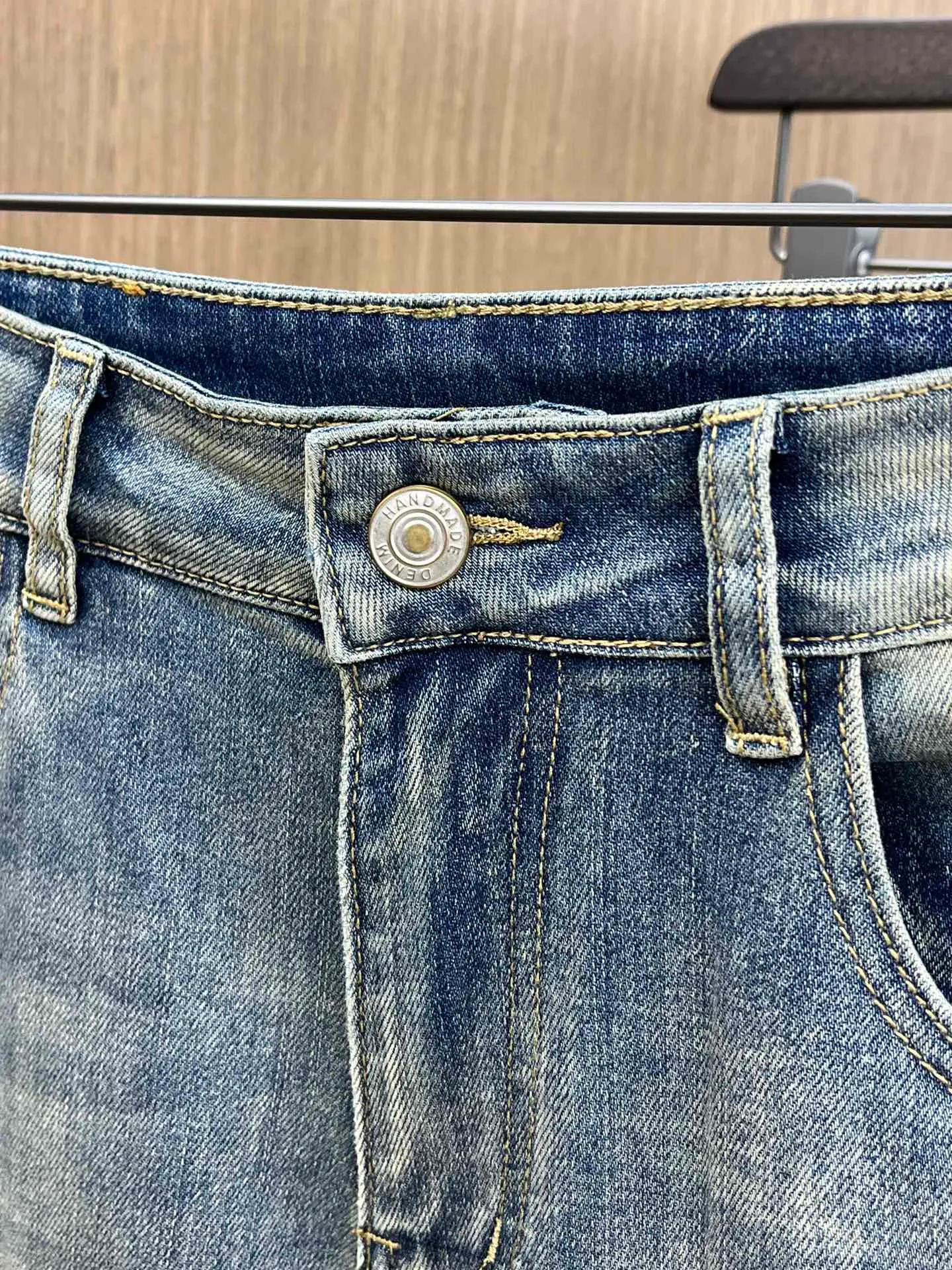 P240 Moncler 25ss🔥New blue denim trousers. The best original jeans in the physical store, suitable for all ages. Comfortable, soft and skin-friendly, the upper body effect is super fashionable and versatile, upright and stylish, a wardrobe must-have! Perfect for any occasion. Size: 28-38 (no 35.37)