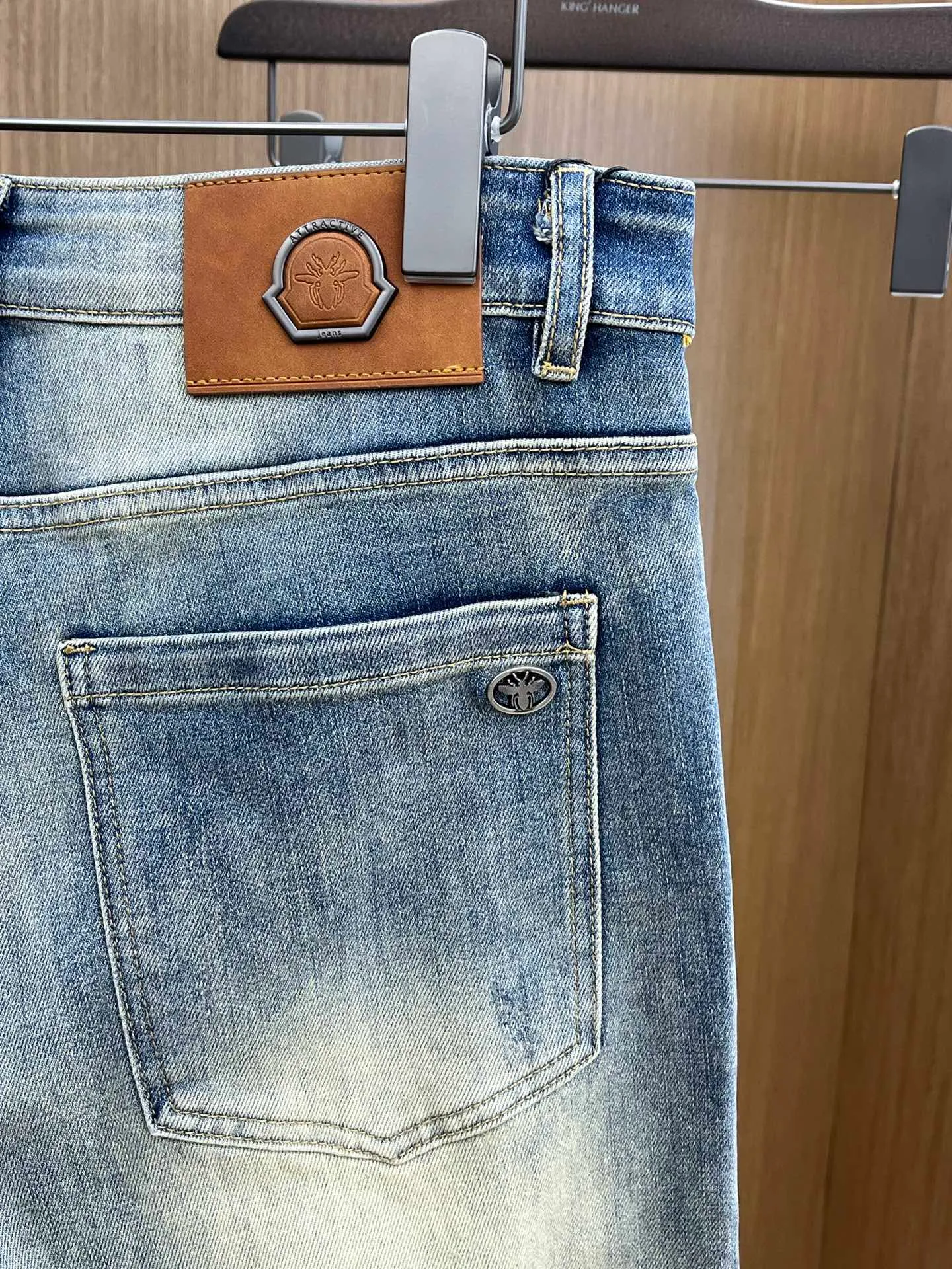 P240 Moncler 25ss🔥New blue denim trousers. The best original jeans in the physical store, suitable for all ages. Comfortable, soft and skin-friendly, the upper body effect is super fashionable and versatile, upright and stylish, a wardrobe must-have! Perfect for any occasion. Size: 28-38 (no 35.37)