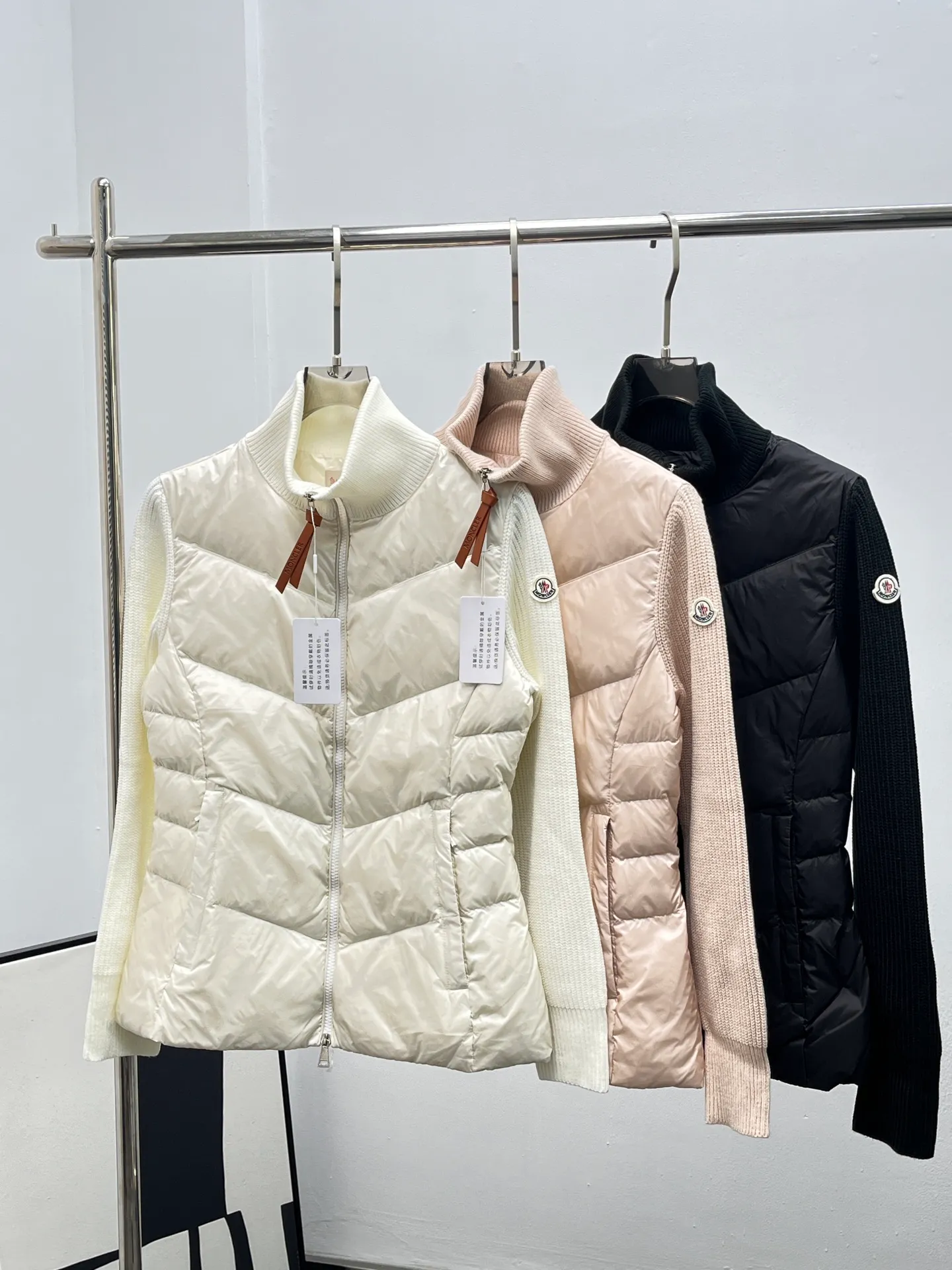 P780 Moncler 25 new stand collar wool knitted patchwork jacket single down! A must-have item for winter inner wear and early fall. The quilted short version with stand-up collar is versatile and easy to wear. The hidden small pocket design is age-reducing and fashionable. Original customized national standard 90 white goose down filling! Imported lightweight memory silk fabric is breathable and lightweight! Imported machine sewing line technology. The upper body is pure and handsome. Original hardware accessories, original mark, original label, 3 colors, 3 codes SML