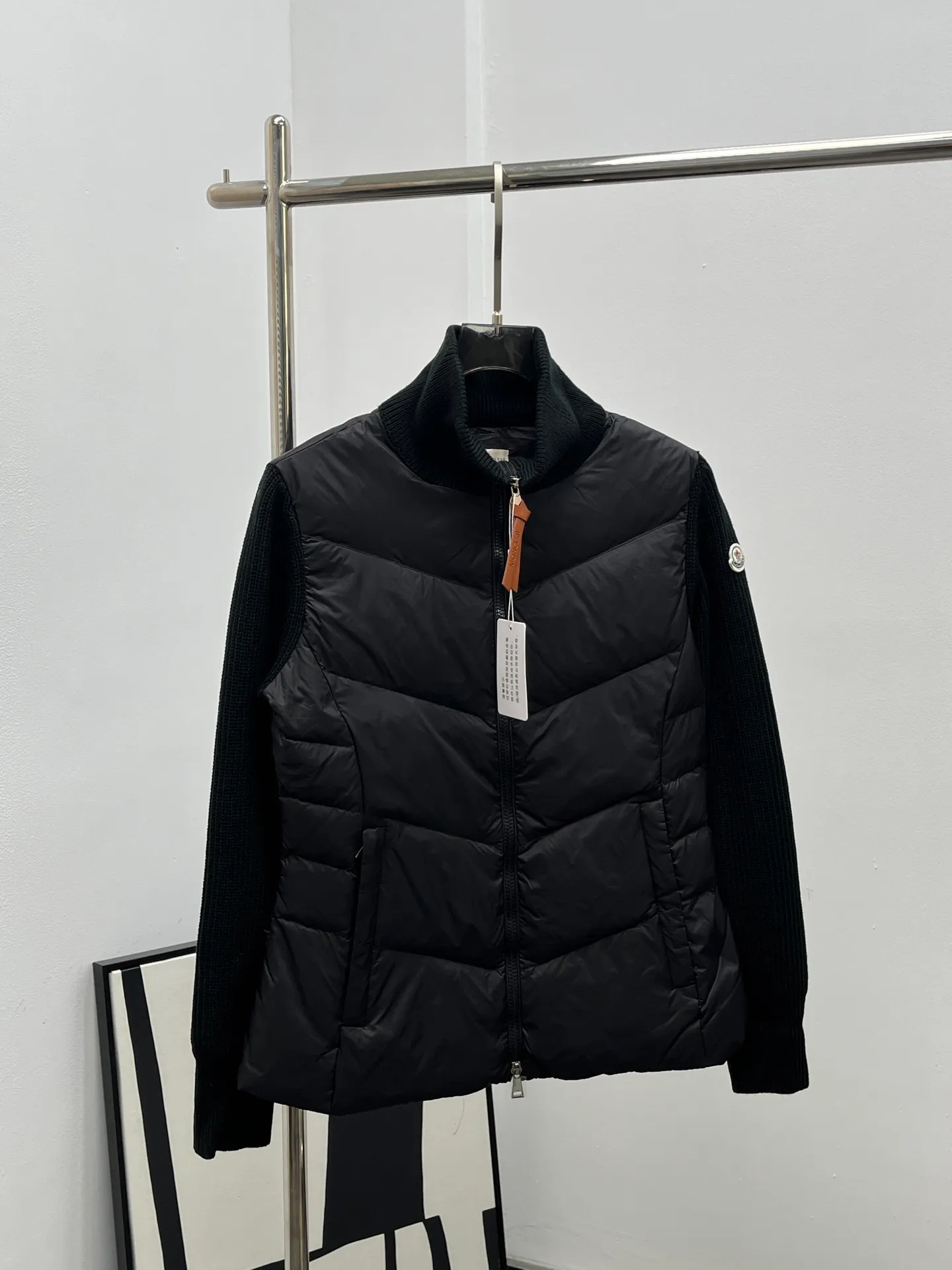 P780 Moncler 25 new stand collar wool knitted patchwork jacket single down! A must-have item for winter inner wear and early fall. The quilted short version with stand-up collar is versatile and easy to wear. The hidden small pocket design is age-reducing and fashionable. Original customized national standard 90 white goose down filling! Imported lightweight memory silk fabric is breathable and lightweight! Imported machine sewing line technology. The upper body is pure and handsome. Original hardware accessories, original mark, original label, 3 colors, 3 codes SML