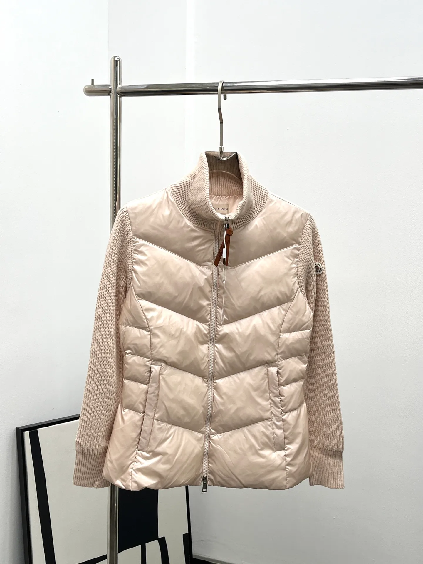 P780 Moncler 25 new stand collar wool knitted patchwork jacket single down! A must-have item for winter inner wear and early fall. The quilted short version with stand-up collar is versatile and easy to wear. The hidden small pocket design is age-reducing and fashionable. Original customized national standard 90 white goose down filling! Imported lightweight memory silk fabric is breathable and lightweight! Imported machine sewing line technology. The upper body is pure and handsome. Original hardware accessories, original mark, original label, 3 colors, 3 codes SML