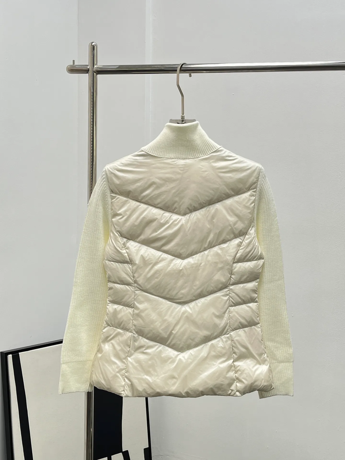 P780 Moncler 25 new stand collar wool knitted patchwork jacket single down! A must-have item for winter inner wear and early fall. The quilted short version with stand-up collar is versatile and easy to wear. The hidden small pocket design is age-reducing and fashionable. Original customized national standard 90 white goose down filling! Imported lightweight memory silk fabric is breathable and lightweight! Imported machine sewing line technology. The upper body is pure and handsome. Original hardware accessories, original mark, original label, 3 colors, 3 codes SML