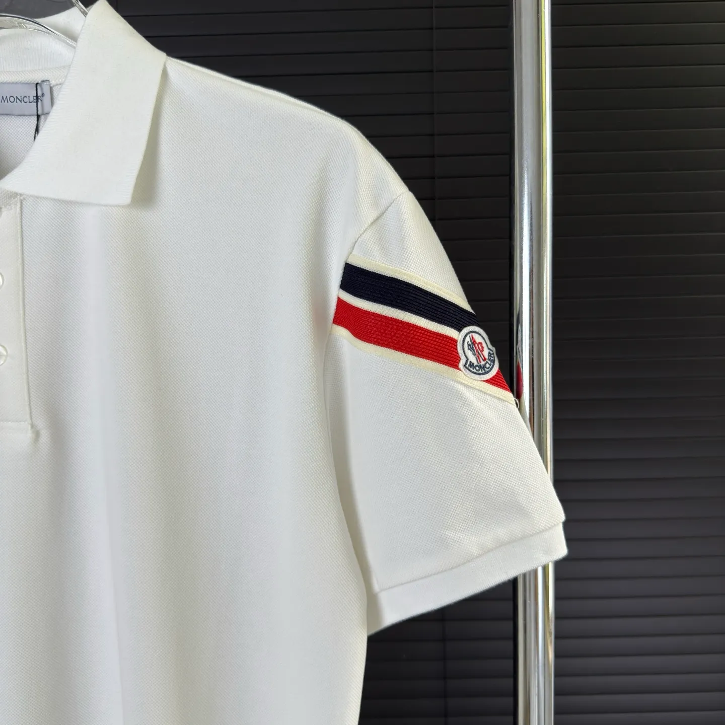 P190 A134 (Long-term replenishment, next day arrival) MONCLER muzzle, hand sleeves webbing badge stitching 2025 new style, custom small letter logo, casual polo shirt short sleeves · Original fabric · High version · High quality contrast-dyed fabric, round neck vertical version, full set of accessories, using autumn pearl pique fabric, original hardware accessories, original factory original label, carefully designed, original custom details restored, rib knitted striped collar.  Complete three standards, non-market ordinary version, free to compare, absolute quality guaranteed, full set of Sydney paper packaging, color: black, white, size: S~XXL