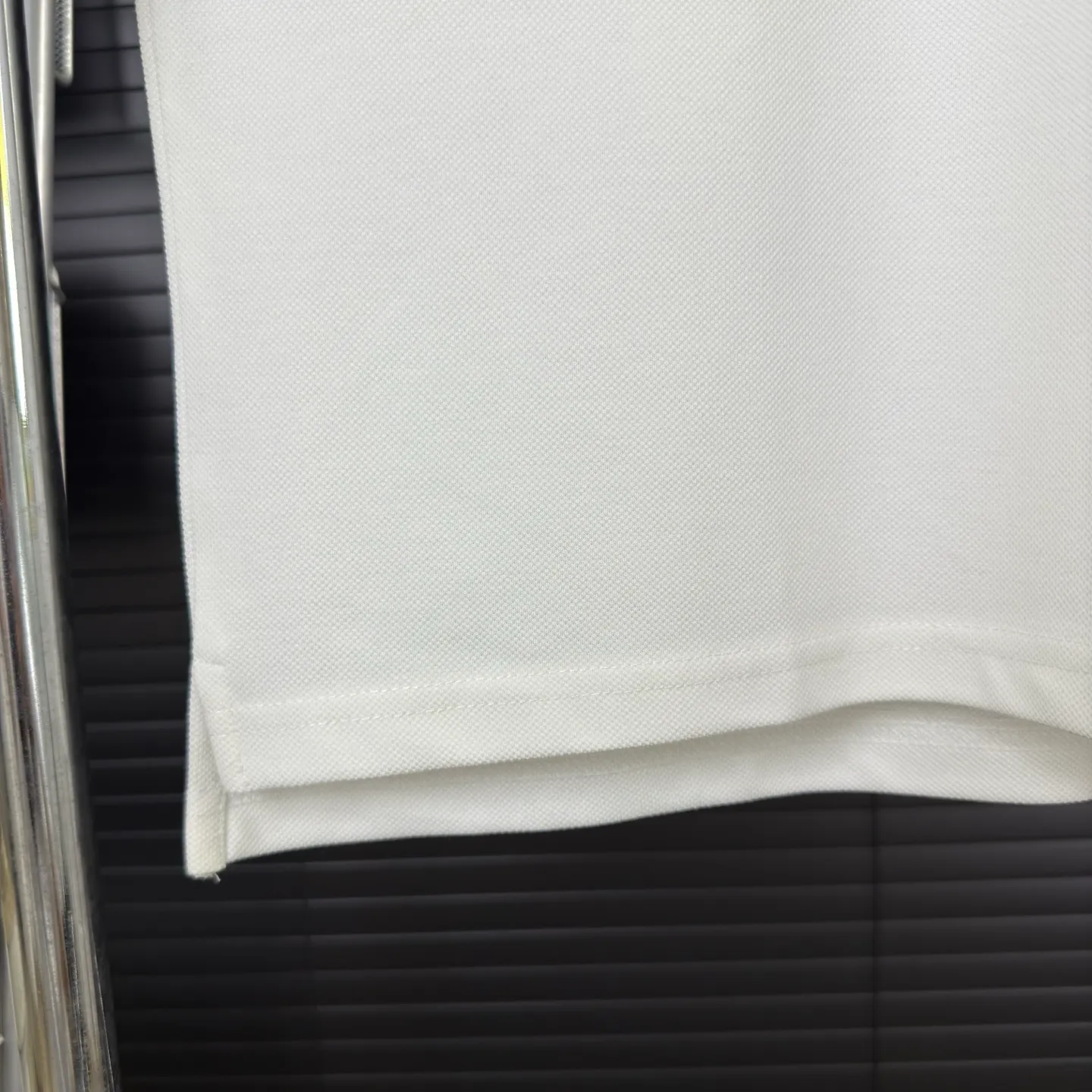 P190 A134 (Long-term replenishment, next day arrival) MONCLER muzzle, hand sleeves webbing badge stitching 2025 new style, custom small letter logo, casual polo shirt short sleeves · Original fabric · High version · High quality contrast-dyed fabric, round neck vertical version, full set of accessories, using autumn pearl pique fabric, original hardware accessories, original factory original label, carefully designed, original custom details restored, rib knitted striped collar.  Complete three standards, non-market ordinary version, free to compare, absolute quality guaranteed, full set of Sydney paper packaging, color: black, white, size: S~XXL