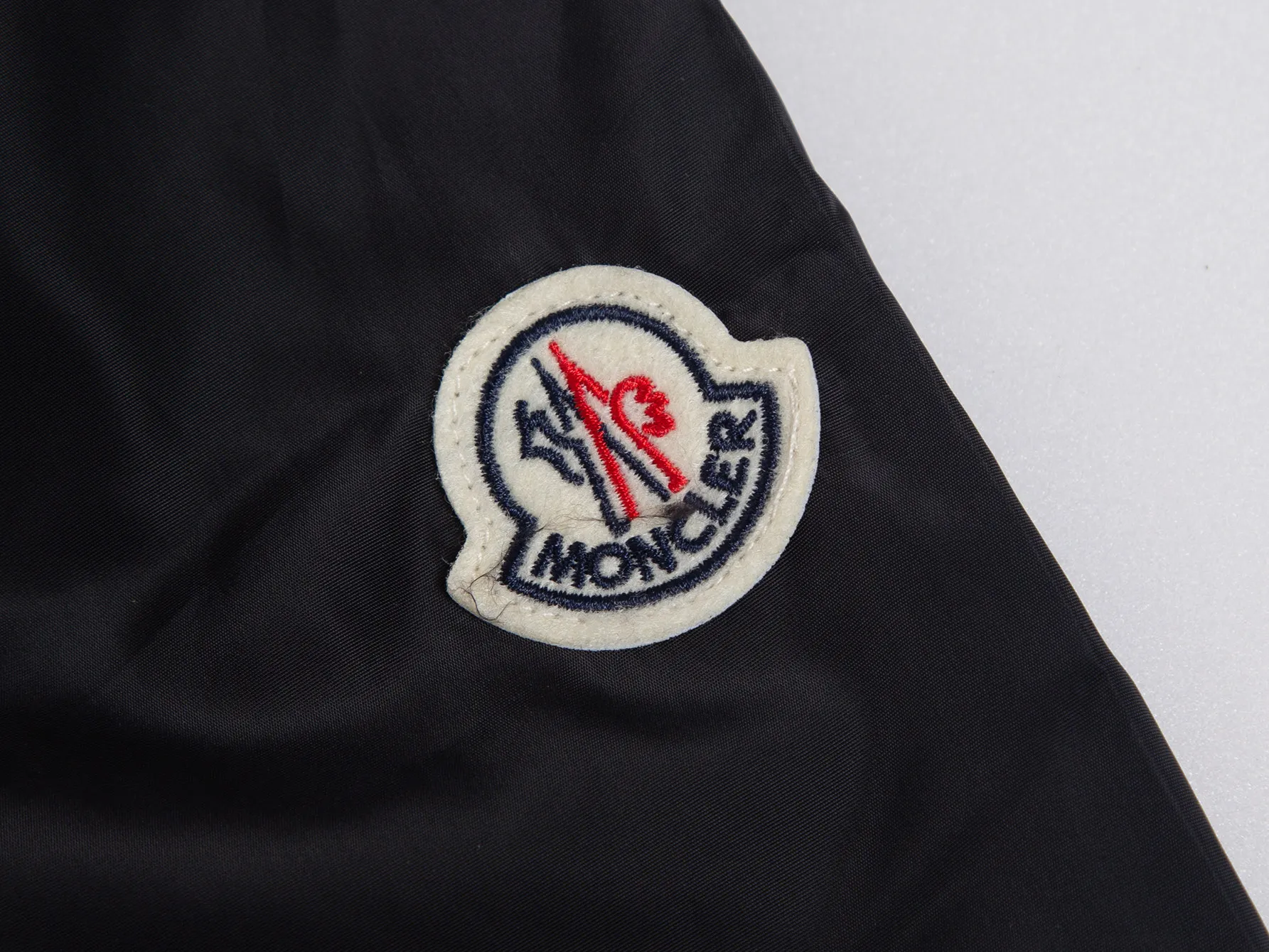 P520 ZP version) - New version of the classic model from Moncler's official website. Double-layered hooded windbreaker, jacket and jacket, same style for men and women - YB molded fabric details are the same. Full set of accessories customized to distinguish the market currency. Welcome to compare - Color Army Green Black - Code Number 1 2 3 4 5