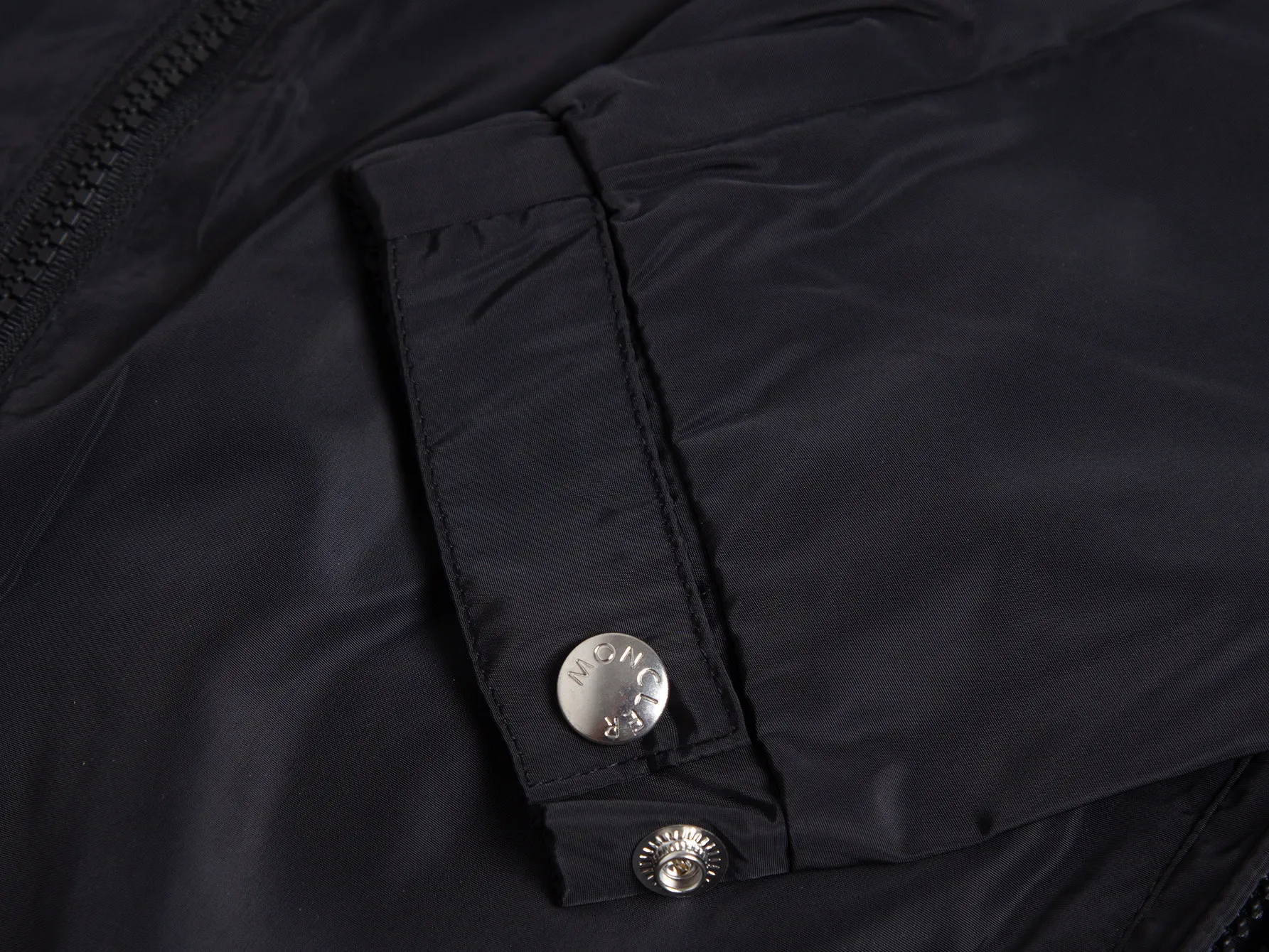 P520 ZP version) - New version of the classic model from Moncler's official website. Double-layered hooded windbreaker, jacket and jacket, same style for men and women - YB molded fabric details are the same. Full set of accessories customized to distinguish the market currency. Welcome to compare - Color Army Green Black - Code Number 1 2 3 4 5