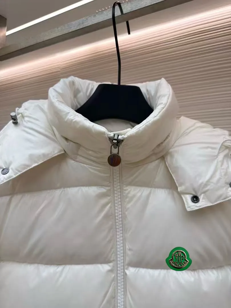 P720 MONCLER Meng Mouth Maya Down Jacket: Color/off-white, black Size: M. L. Zipper pendant with custom logo Fabric: 400D bright nylon, anti-fouling, anti-wrinkle, waterproof and windproof, very wear-resistant, breathable and comfortable.           Embroidery: Straight lines, smooth curves, dense and neat stitches, no jagged edges, flat embroidery surface, no skewed threads, consistent stitch length, no bottom exposed, no overlap, smooth embroidery surface, no ink marks and other stains. Advanced imported embroidery machines are used to ensure embroidery quality.