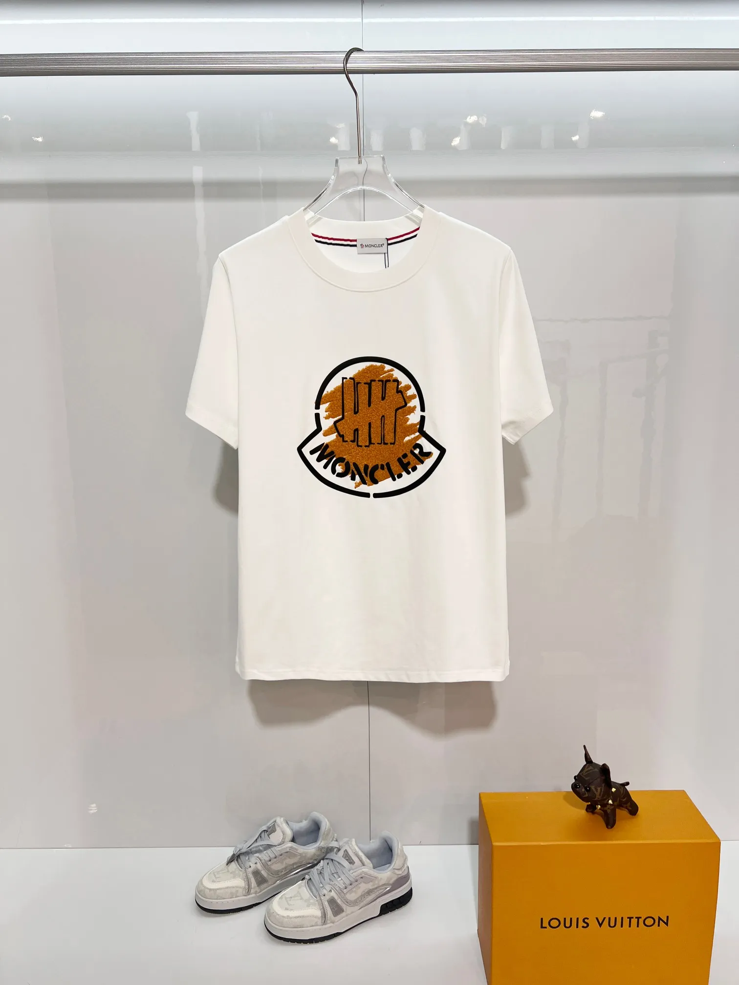 P170 MONCLER/Muzzled 300g pure cotton round neck short-sleeved T-shirt Brand classic Gauze splicing Letter LOGO embossing process 2025ss official synchronization High version High quality Fashion personality Versatile trend Pure original quality Original fabric Hang tag Collar label Washed wheat Complete three standards Color: Black. White. Size: S M L XL XXL