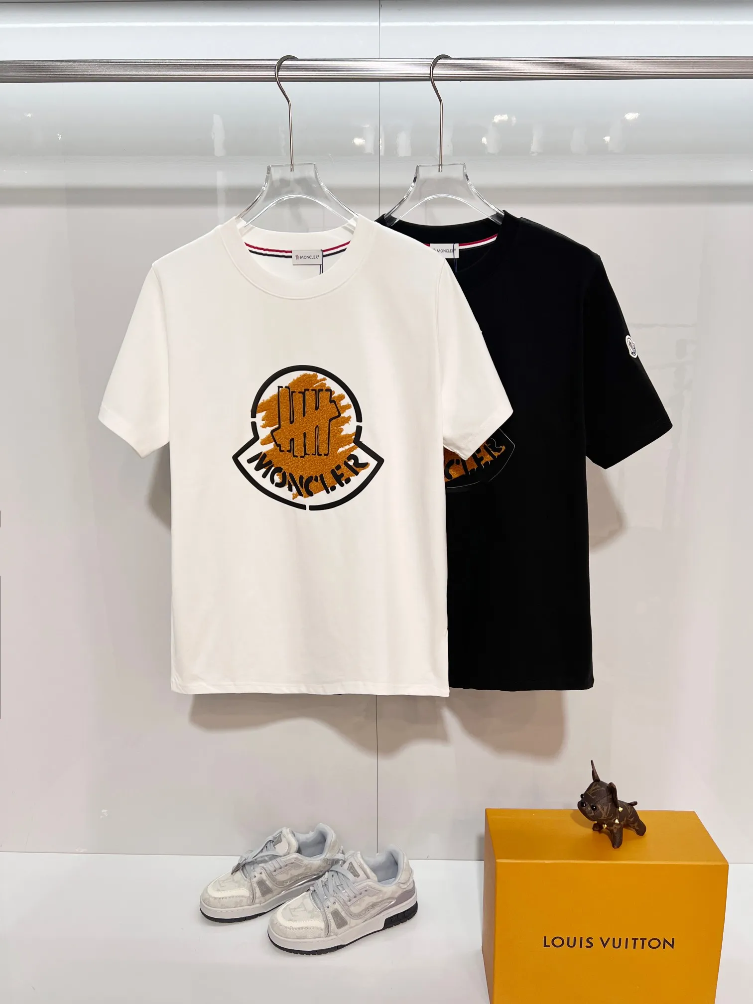 P170 MONCLER/Muzzled 300g pure cotton round neck short-sleeved T-shirt Brand classic Gauze splicing Letter LOGO embossing process 2025ss official synchronization High version High quality Fashion personality Versatile trend Pure original quality Original fabric Hang tag Collar label Washed wheat Complete three standards Color: Black. White. Size: S M L XL XXL