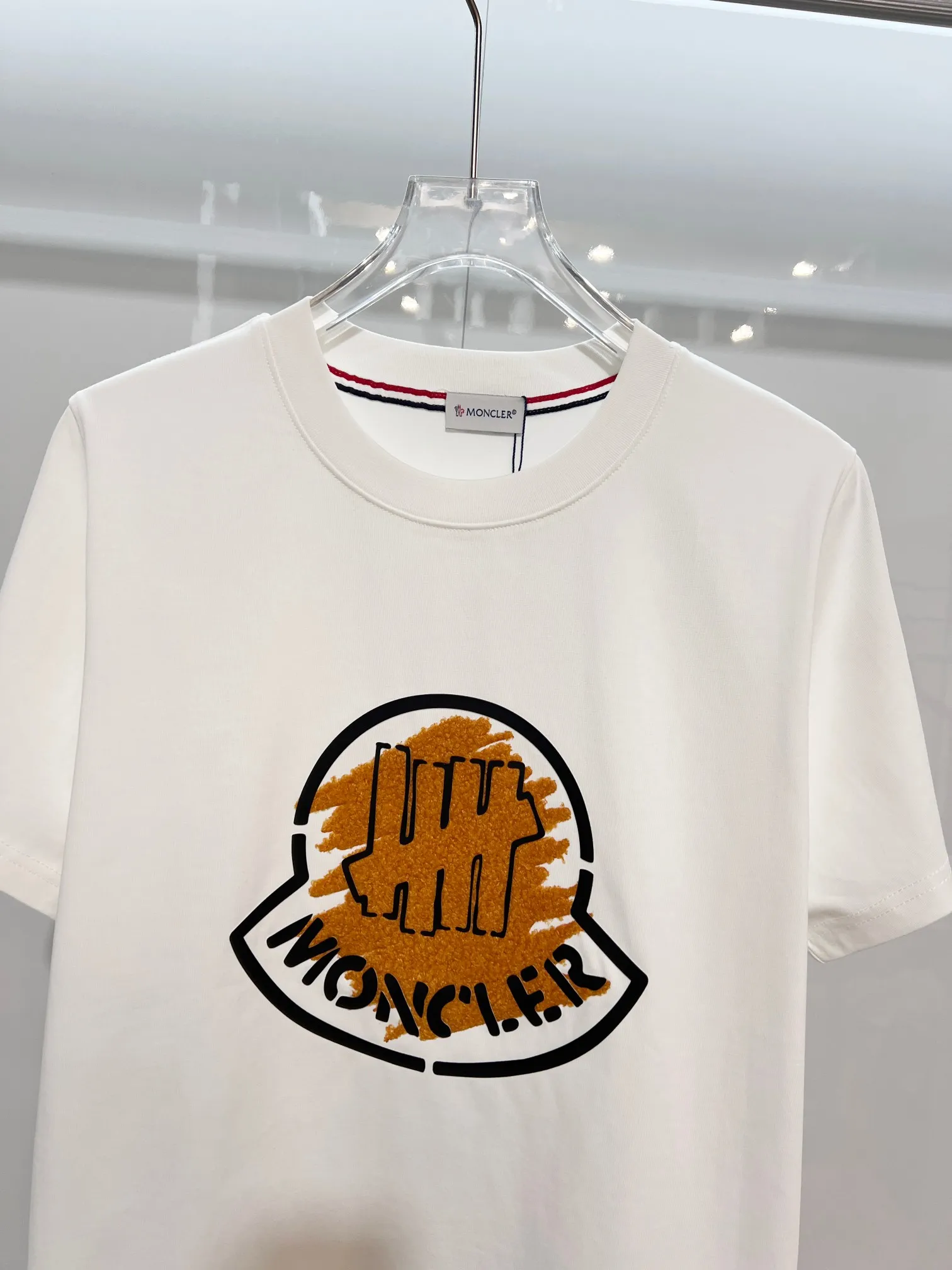 P170 MONCLER/Muzzled 300g pure cotton round neck short-sleeved T-shirt Brand classic Gauze splicing Letter LOGO embossing process 2025ss official synchronization High version High quality Fashion personality Versatile trend Pure original quality Original fabric Hang tag Collar label Washed wheat Complete three standards Color: Black. White. Size: S M L XL XXL
