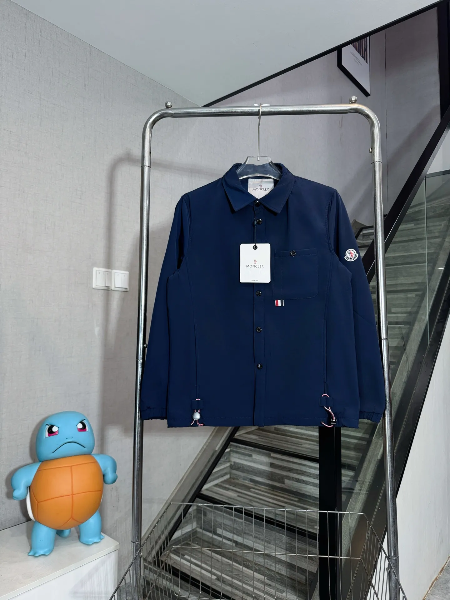 P320 model number: HE367 Moncler-mengkouq arm badge button jacket The fabric is made of cotton striped dyne, which is comfortable and soft on the upper body. The fabric has been washed and will not fade or deform easily. It is full of texture. Small mask badges are sewn on the arms to highlight the characteristics of the clothes. The buttons on the chest are sewn with custom masked small letter hardware buttons. The buttons on the hem are sewn for elasticity. The whole body is versatile. It is made by a big factory and has the original original label. It has three complete labels. You can buy it with confidence. It is the first choice for autumn and winter.  Color: Navy/Black Size: S M L XL