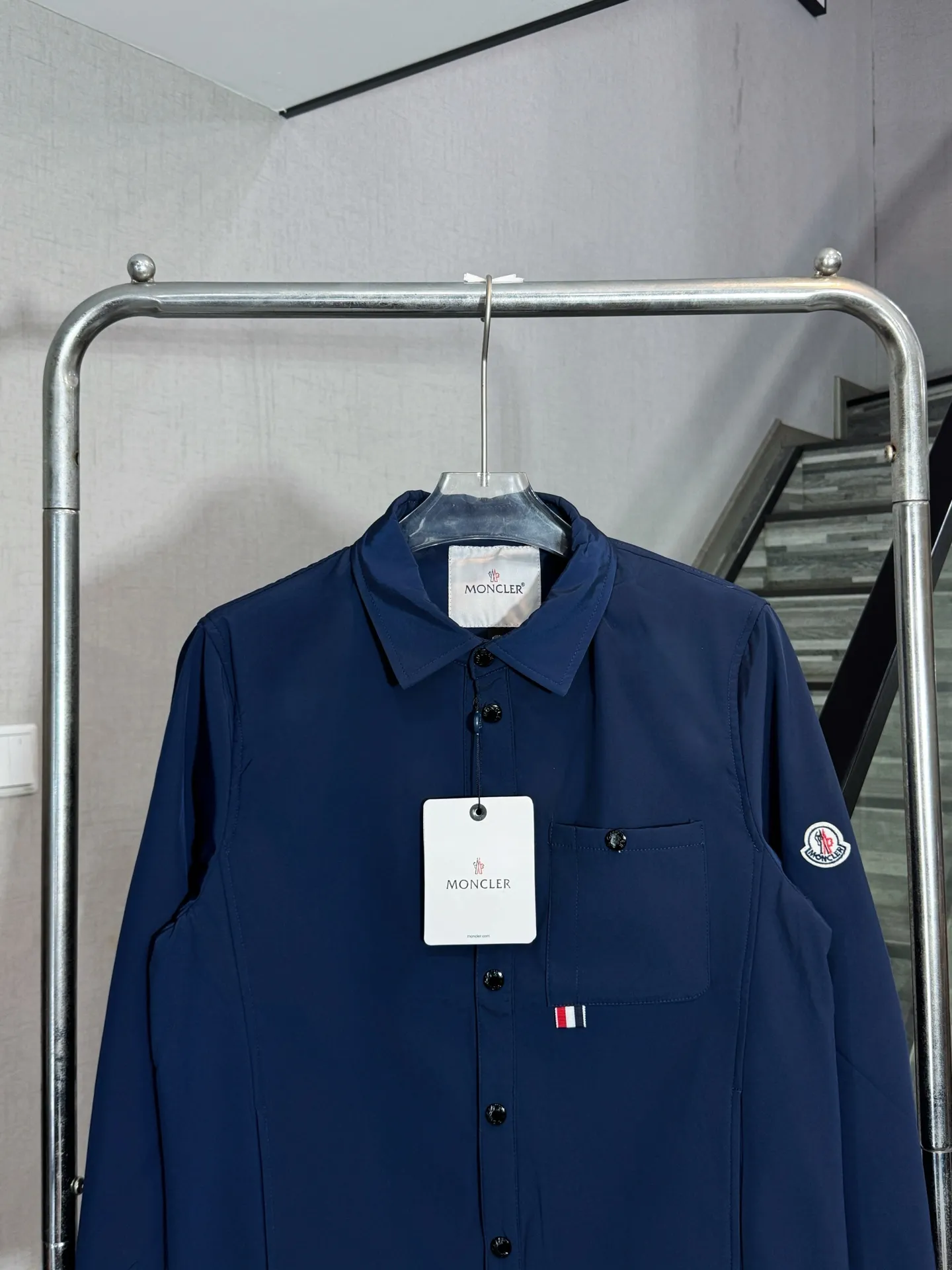 P320 model number: HE367 Moncler-mengkouq arm badge button jacket The fabric is made of cotton striped dyne, which is comfortable and soft on the upper body. The fabric has been washed and will not fade or deform easily. It is full of texture. Small mask badges are sewn on the arms to highlight the characteristics of the clothes. The buttons on the chest are sewn with custom masked small letter hardware buttons. The buttons on the hem are sewn for elasticity. The whole body is versatile. It is made by a big factory and has the original original label. It has three complete labels. You can buy it with confidence. It is the first choice for autumn and winter.  Color: Navy/Black Size: S M L XL